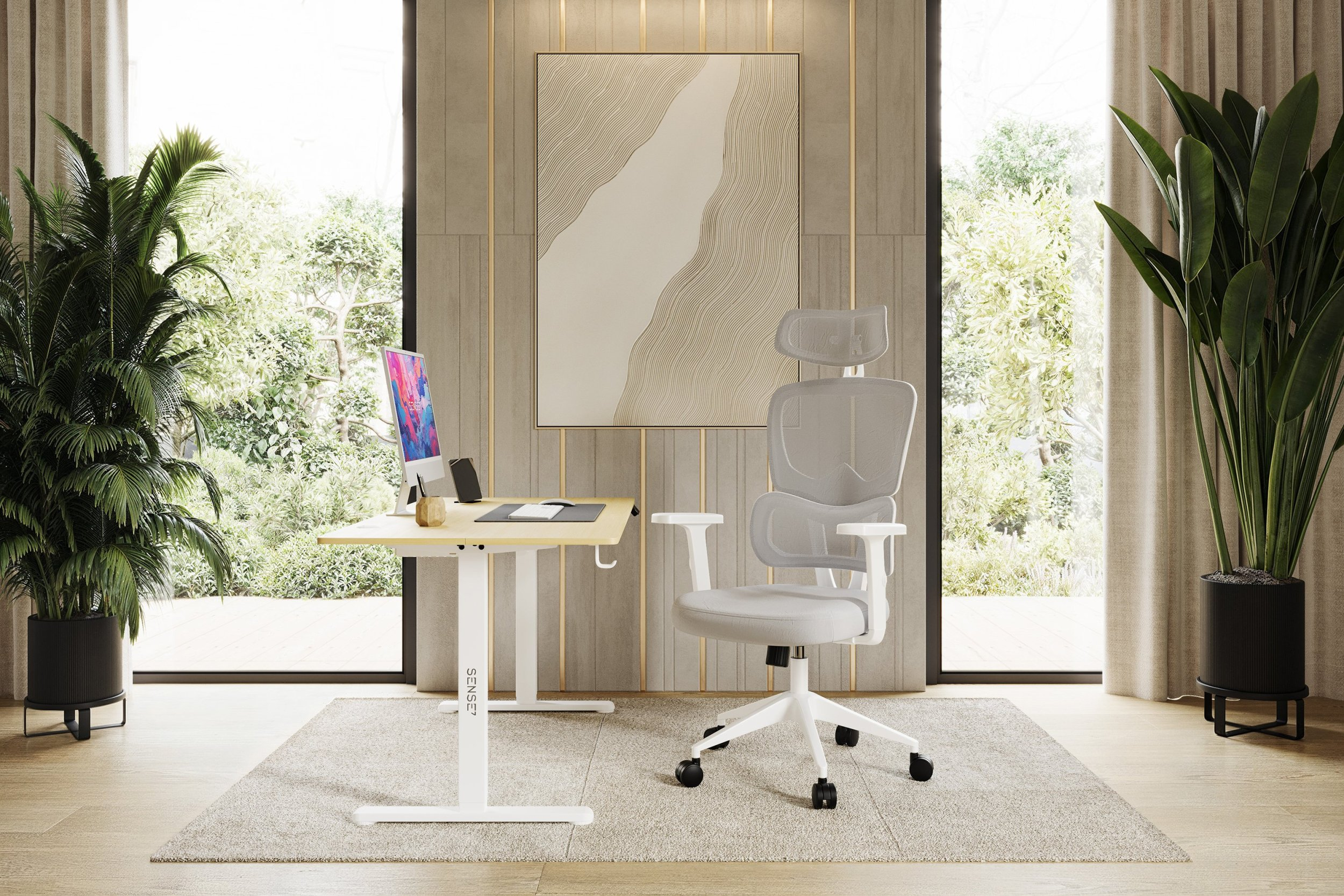 Homeoffice mit Schreibtisch, Stuhl und Pflanzen. Ein Computer steht auf dem Schreibtisch.