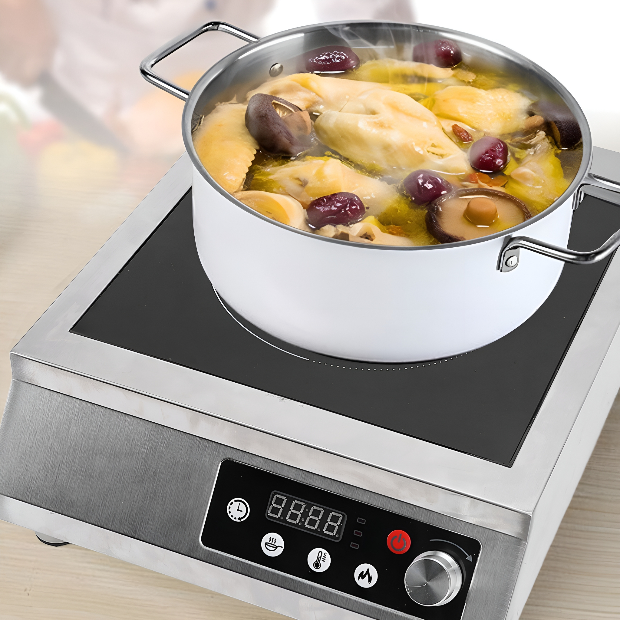 Topf mit Essen, das auf einem elektrischen Kochfeld kocht.