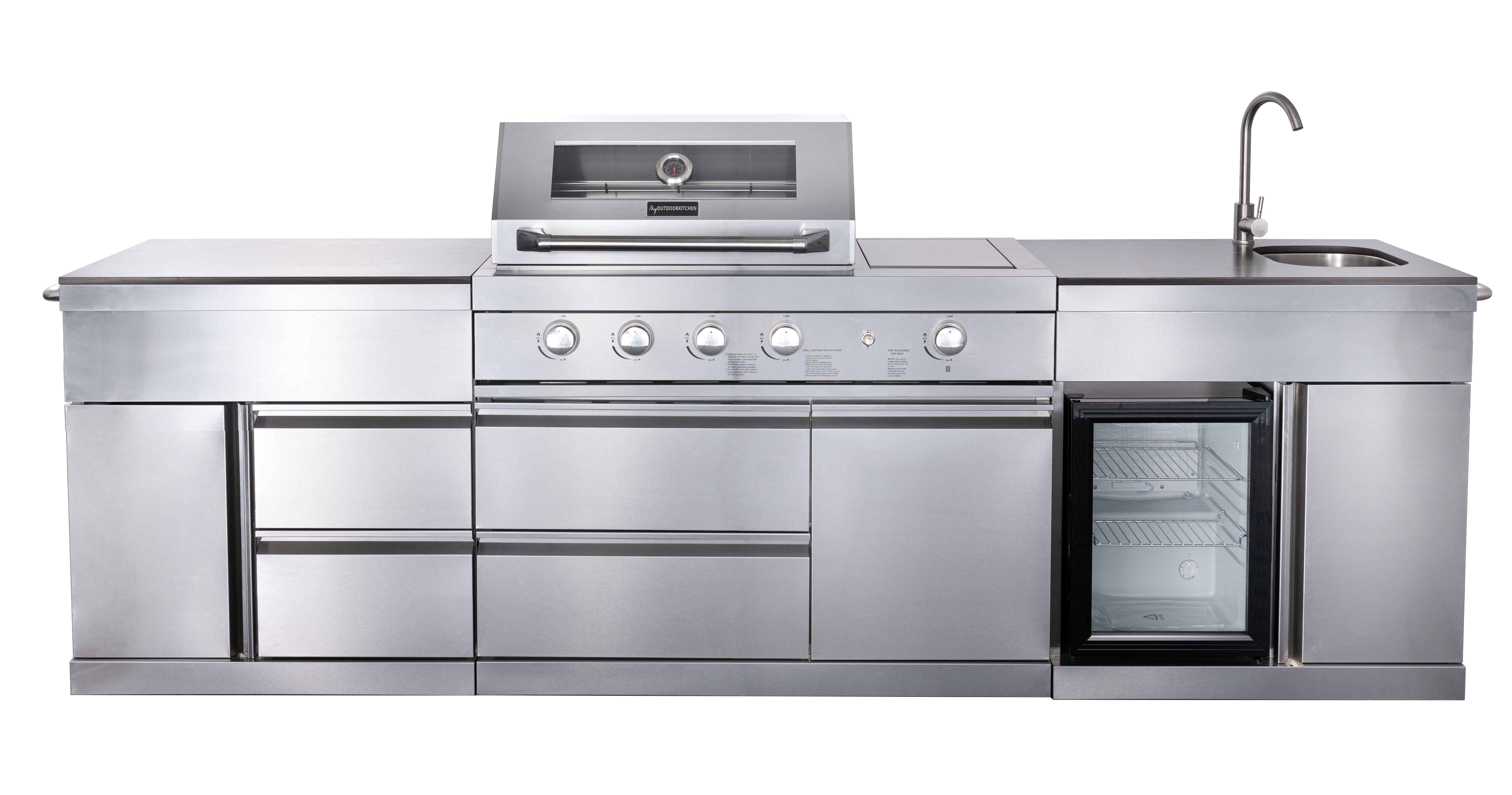 Outdoor-Küche aus Edelstahl mit Grill, Spüle, Kühlschrank und Stauraum. Modernes Design, weißer Hintergrund.