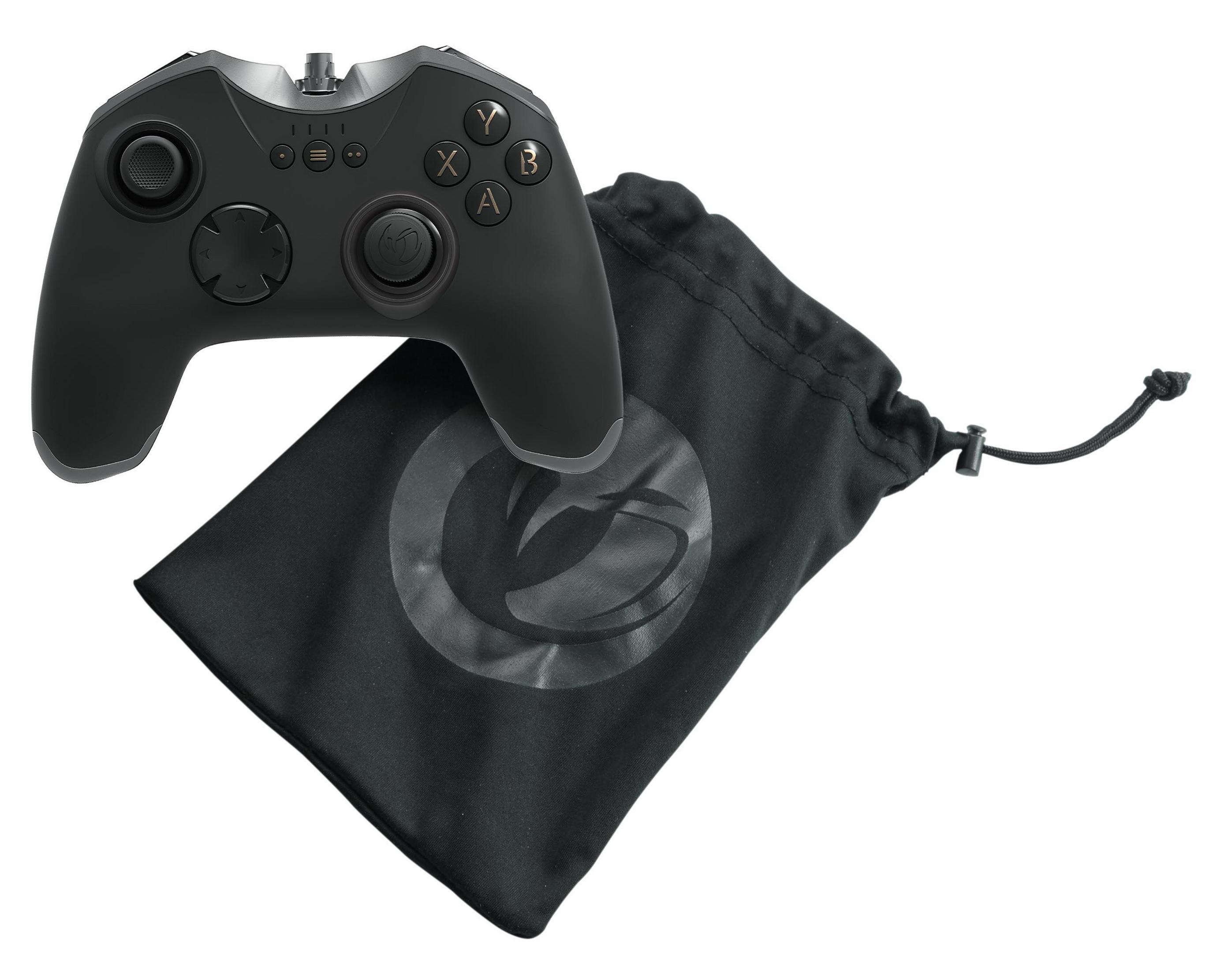 Un controller di gioco nero e un sacchetto nero con coulisse. Il controller ha pulsanti e joystick visibili.