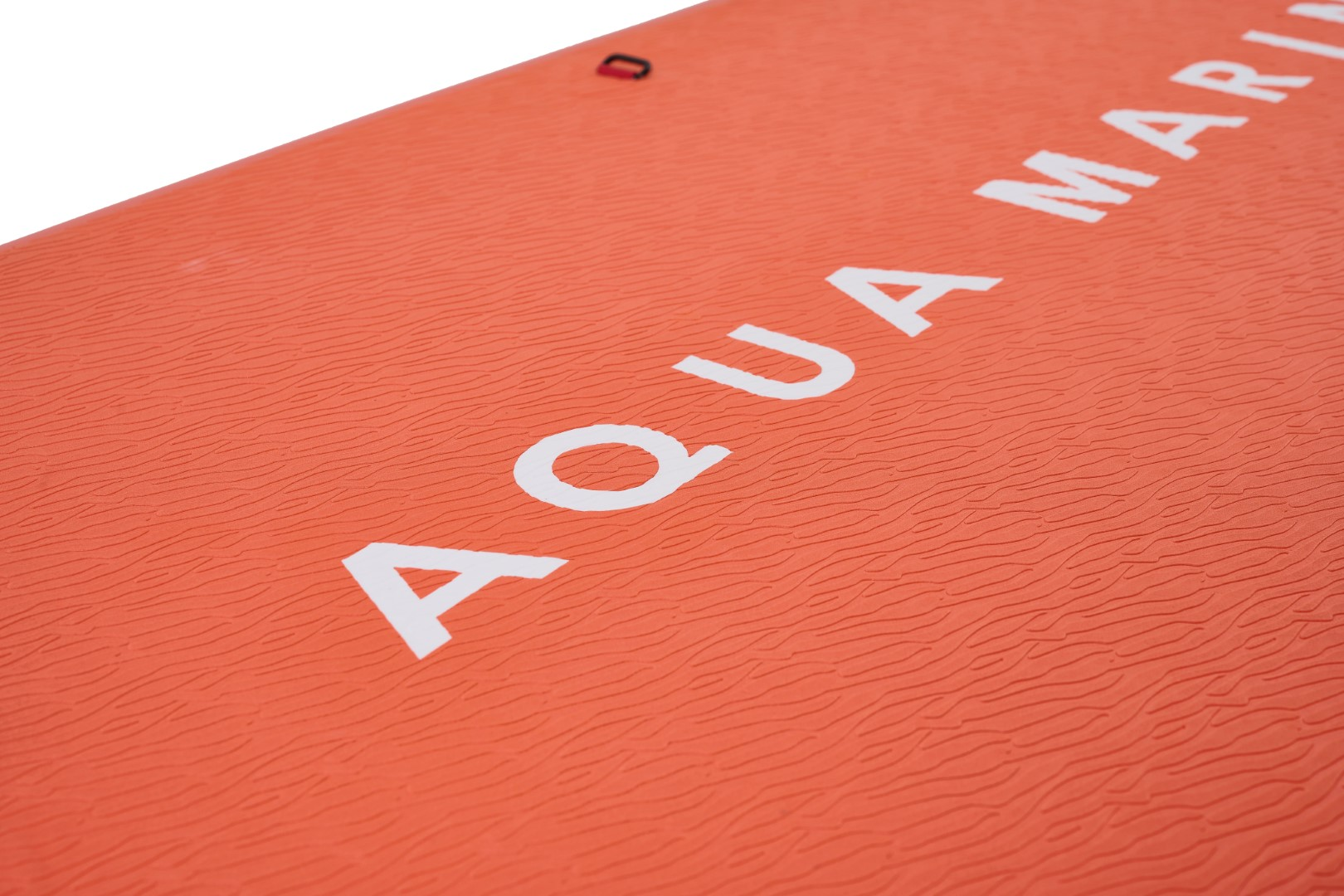 Pomarańczowa deska do wiosłowania. Biały tekst na powierzchni, falista tekstura, białe tło.