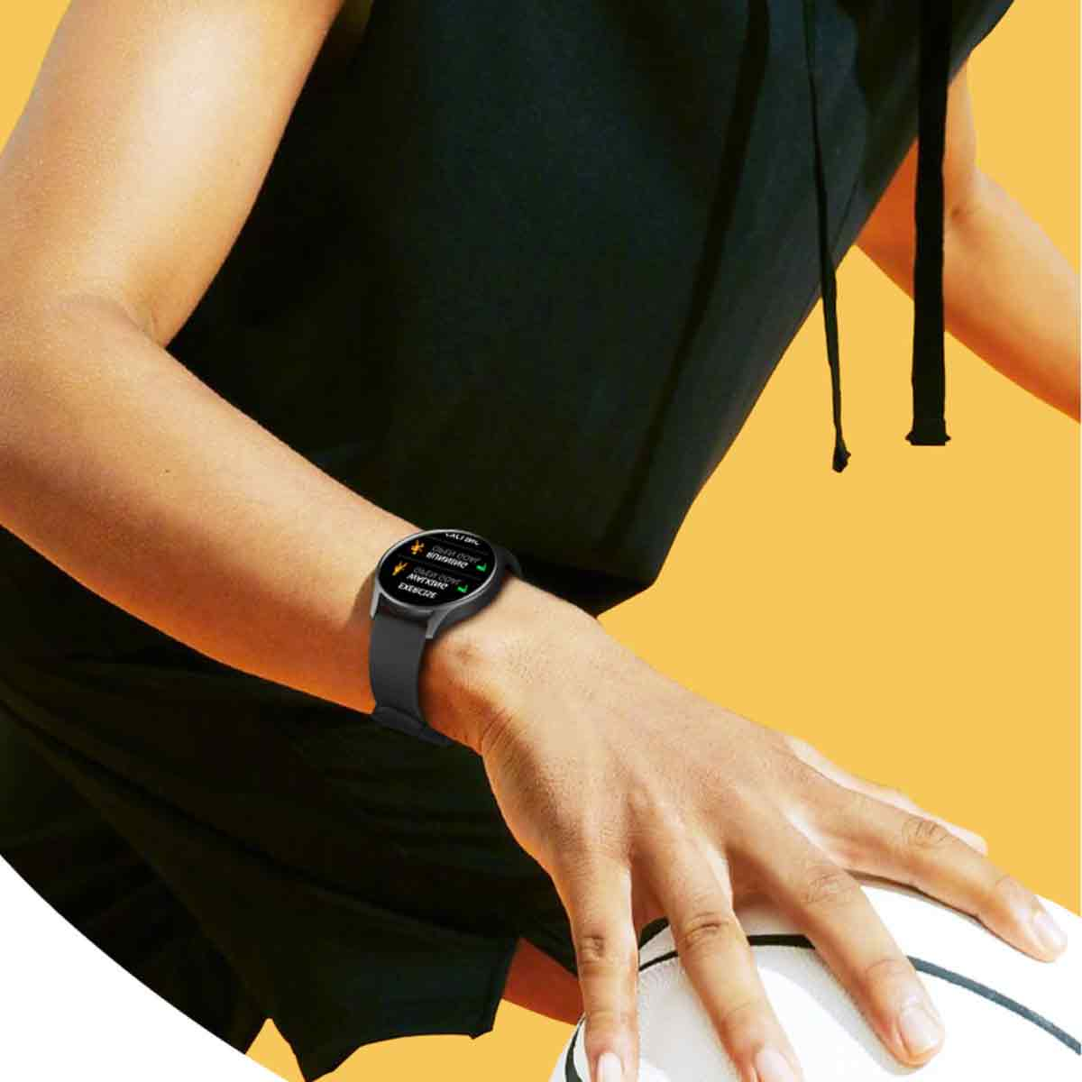 Person mit schwarzer Smartwatch, hält Basketball.