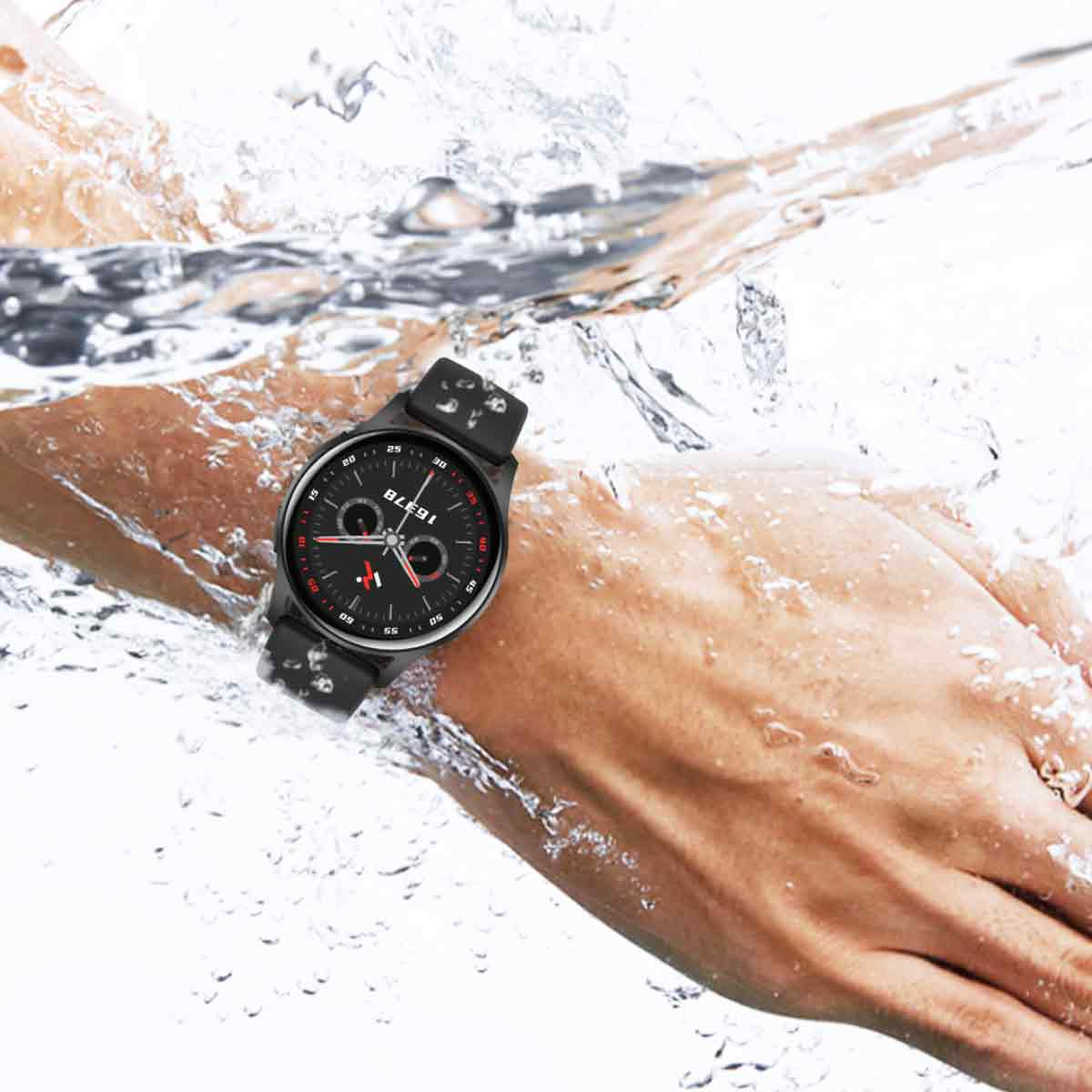 Eine schwarze Smartwatch an einer Hand im Wasser. Der Uhrenbildschirm zeigt die Zeit und andere Daten.