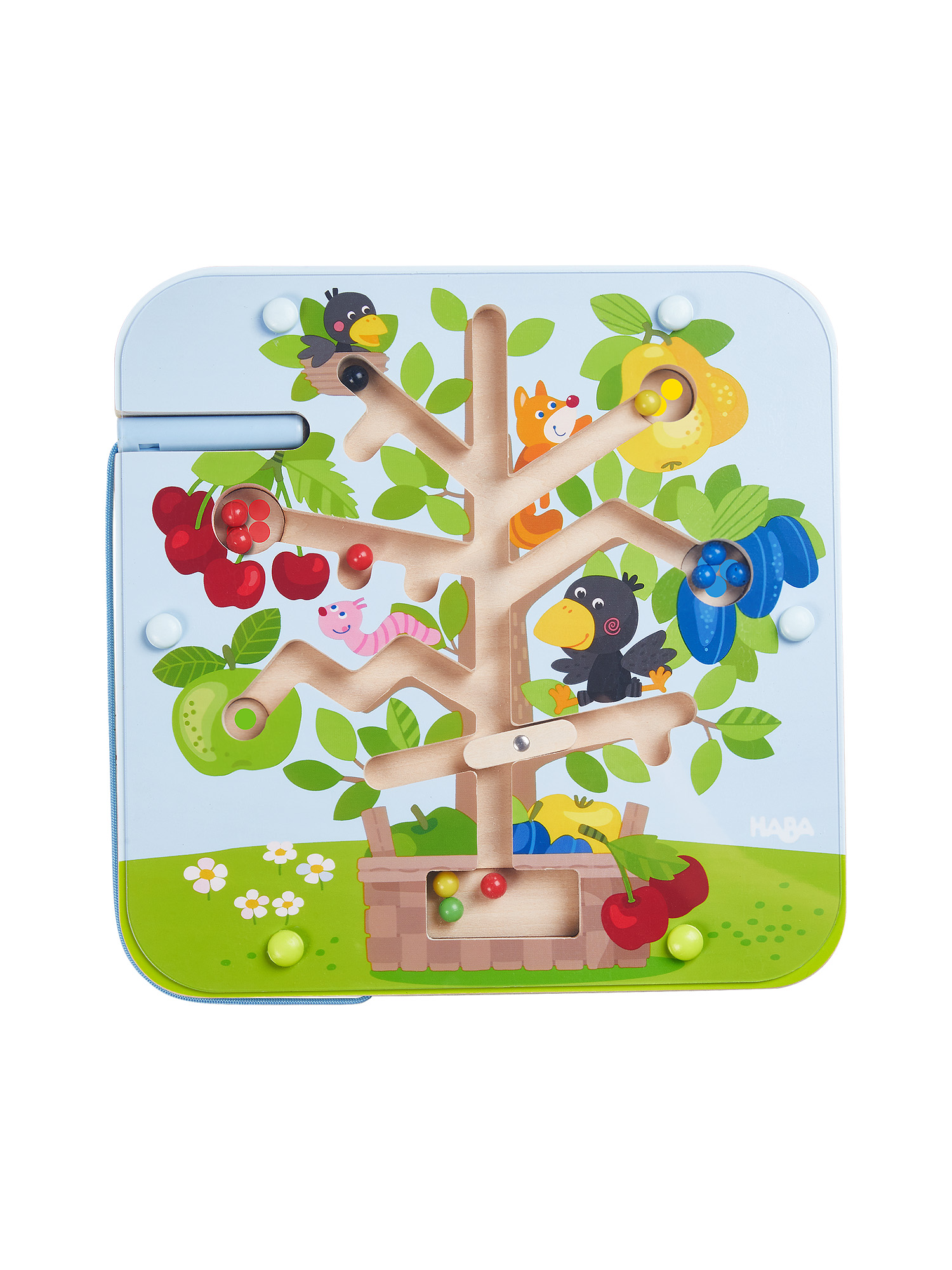 Ein Holzspielzeug mit einem Baum und Früchten. Es gibt mehrere Kugeln, die das Kind bewegen kann.