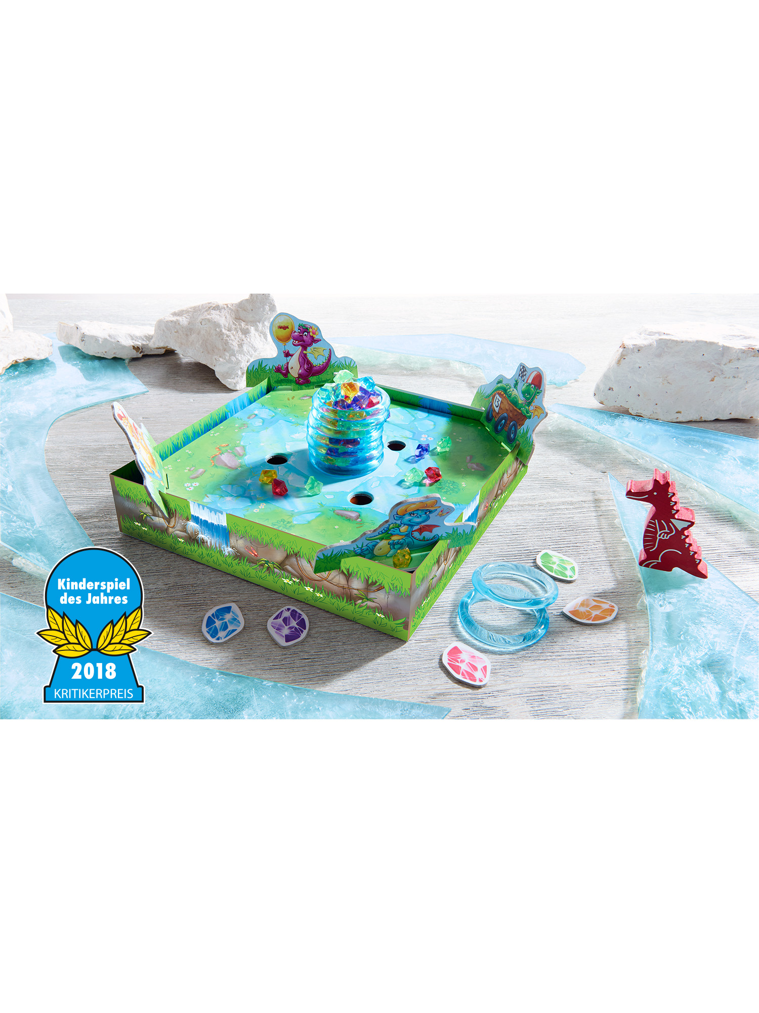 Ein Spielbrett mit Drachenmotiv, bunten Teilen und Spielelementen.