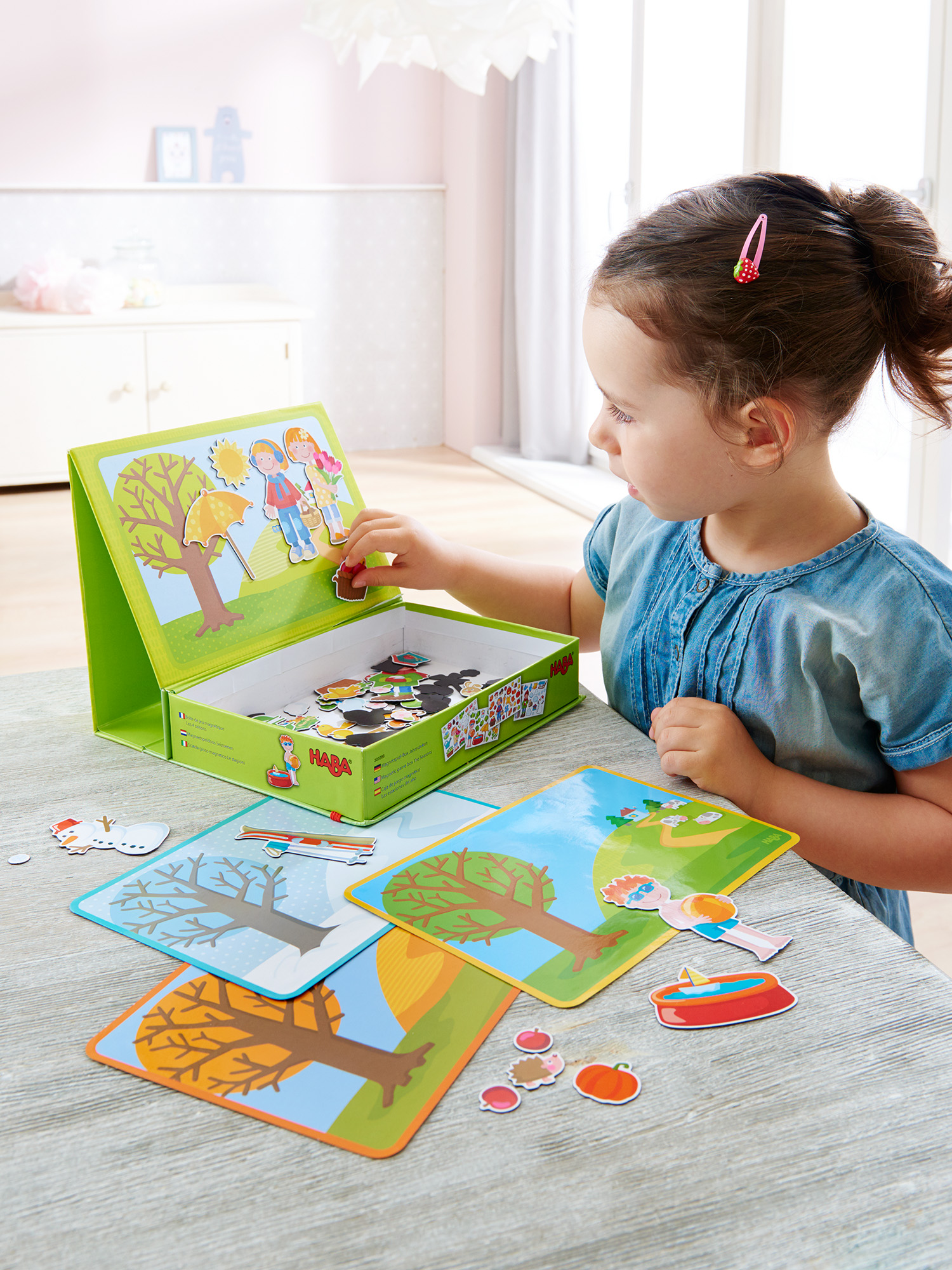 Ein junges Mädchen spielt mit einem Puzzle, mit bunten Puzzleteilen auf dem Tisch.