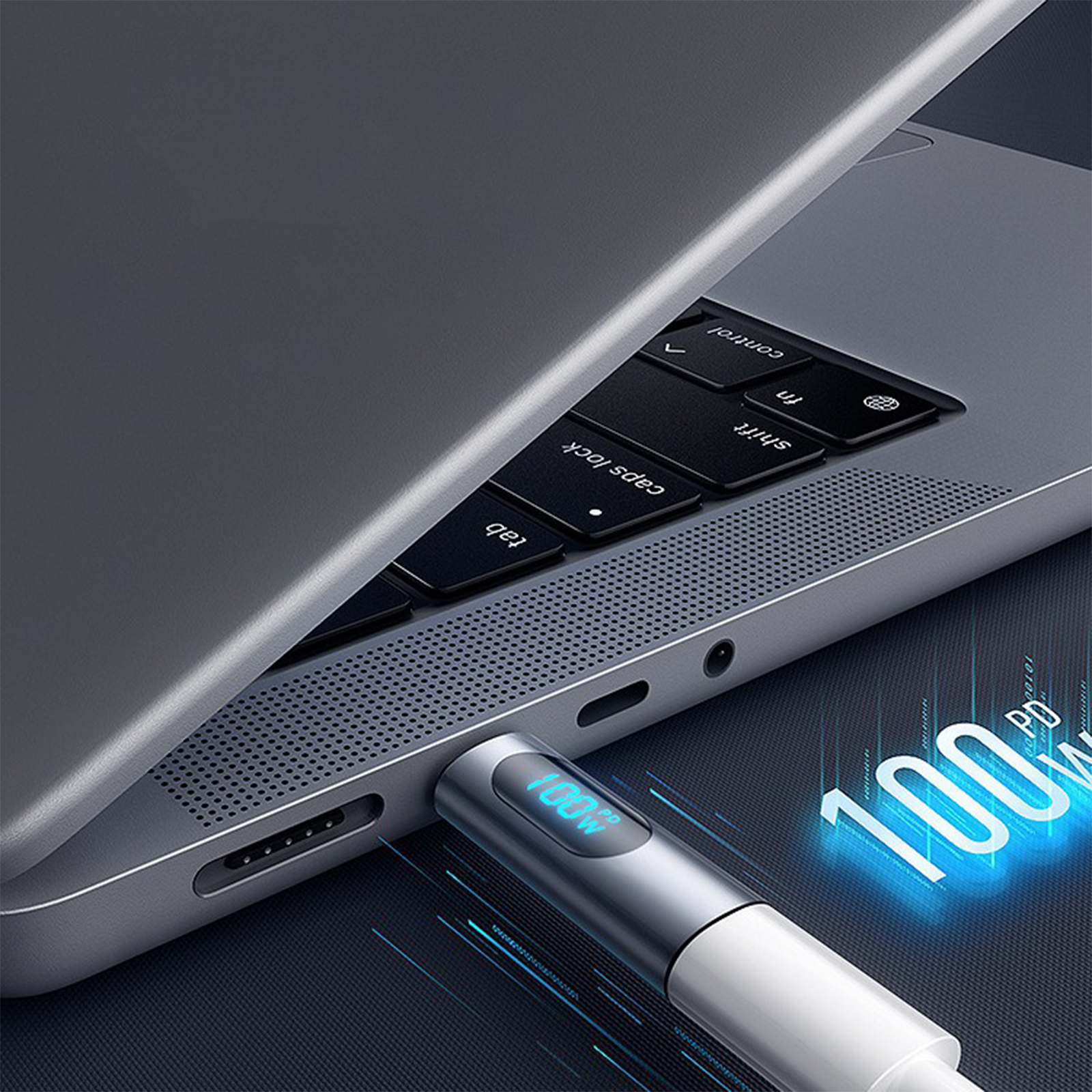 Laptop mit eingestecktem Ladekabel. Das Kabel zeigt 100% Ladung, blau leuchtend.