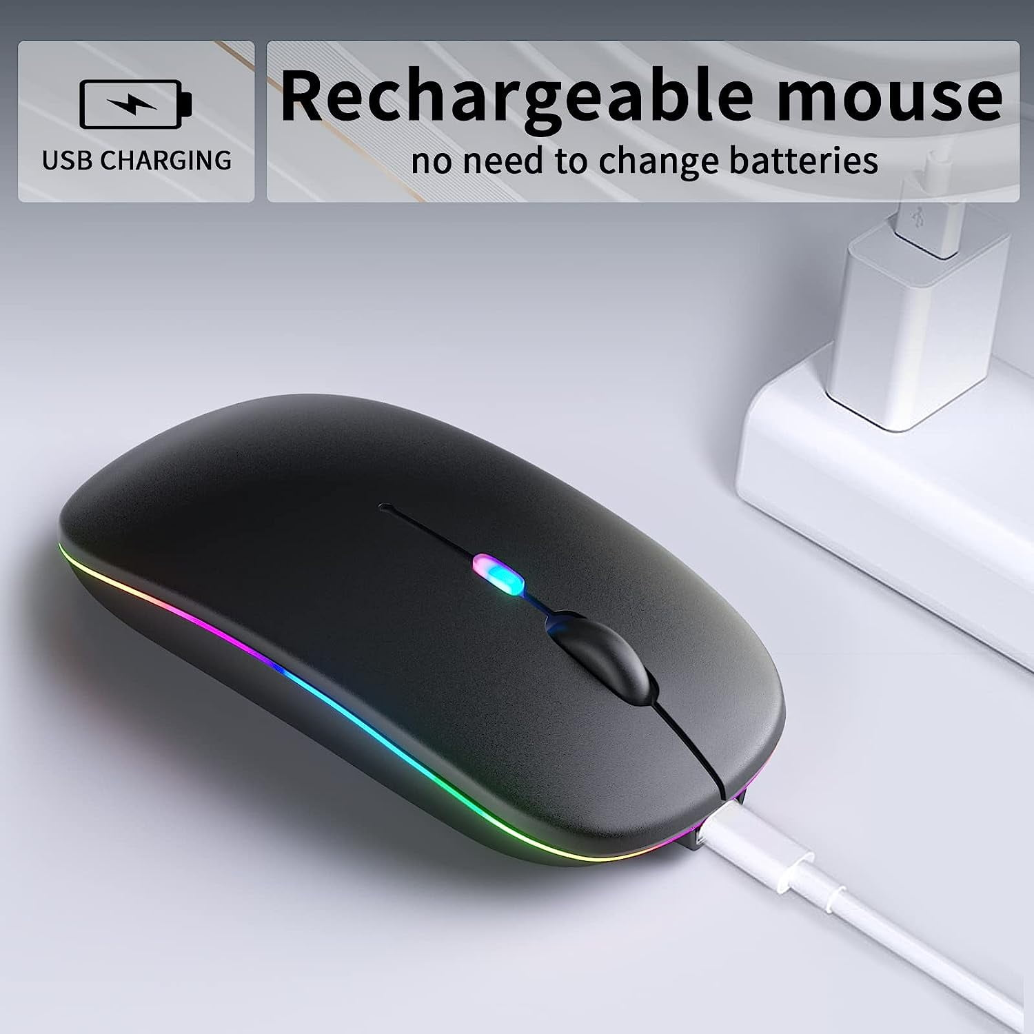 Schwarze kabellose Maus, an ein Ladegerät angeschlossen, mit USB-Ladeetikett.