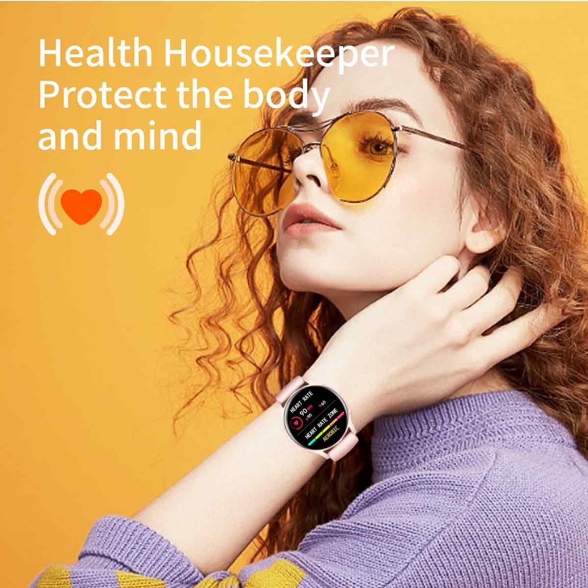 Frau trägt Smartwatch, mit gelblich getönten Gläsern.