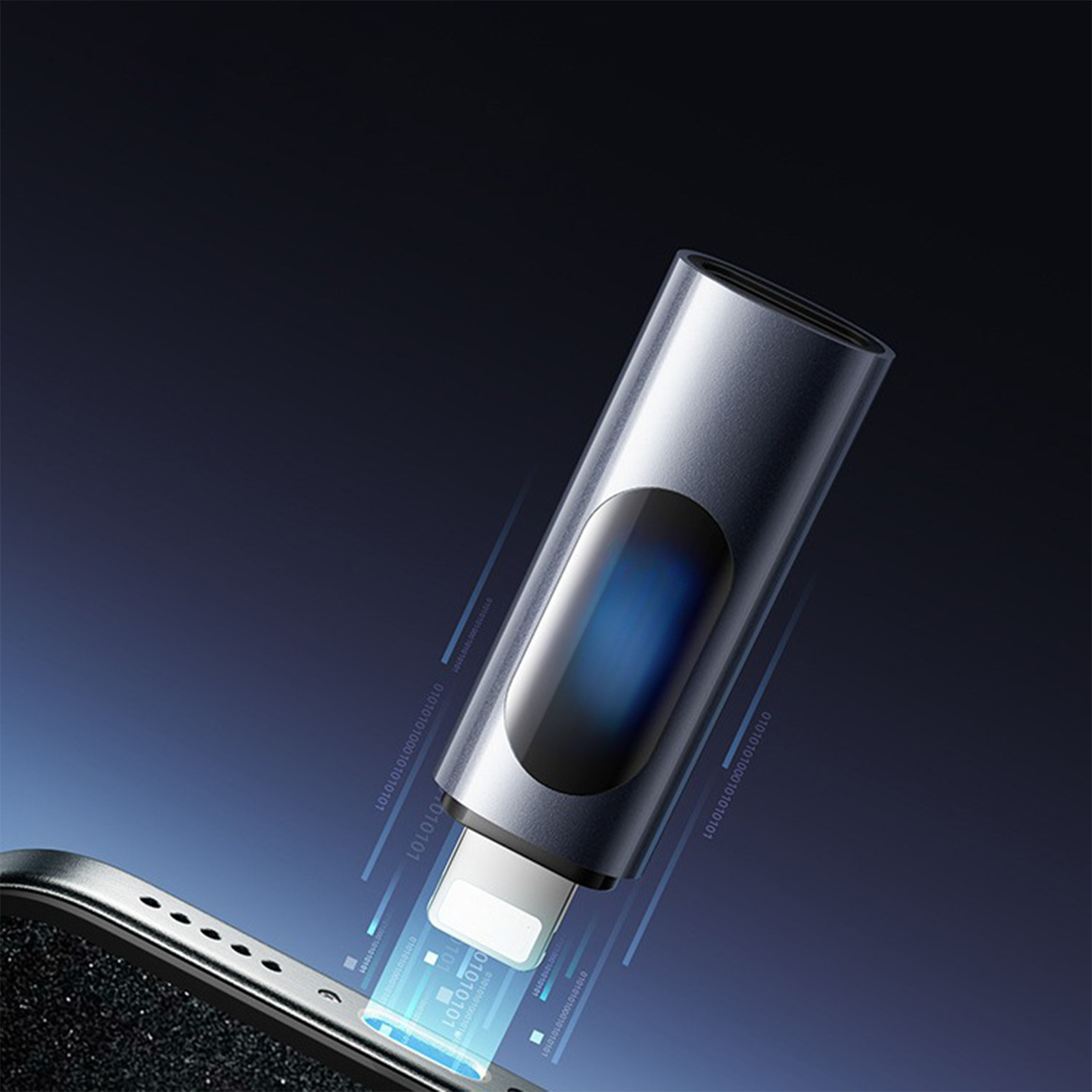 Ein blau-silberner USB-C-Adapter ist in ein Telefon gesteckt, dunkler Hintergrund.