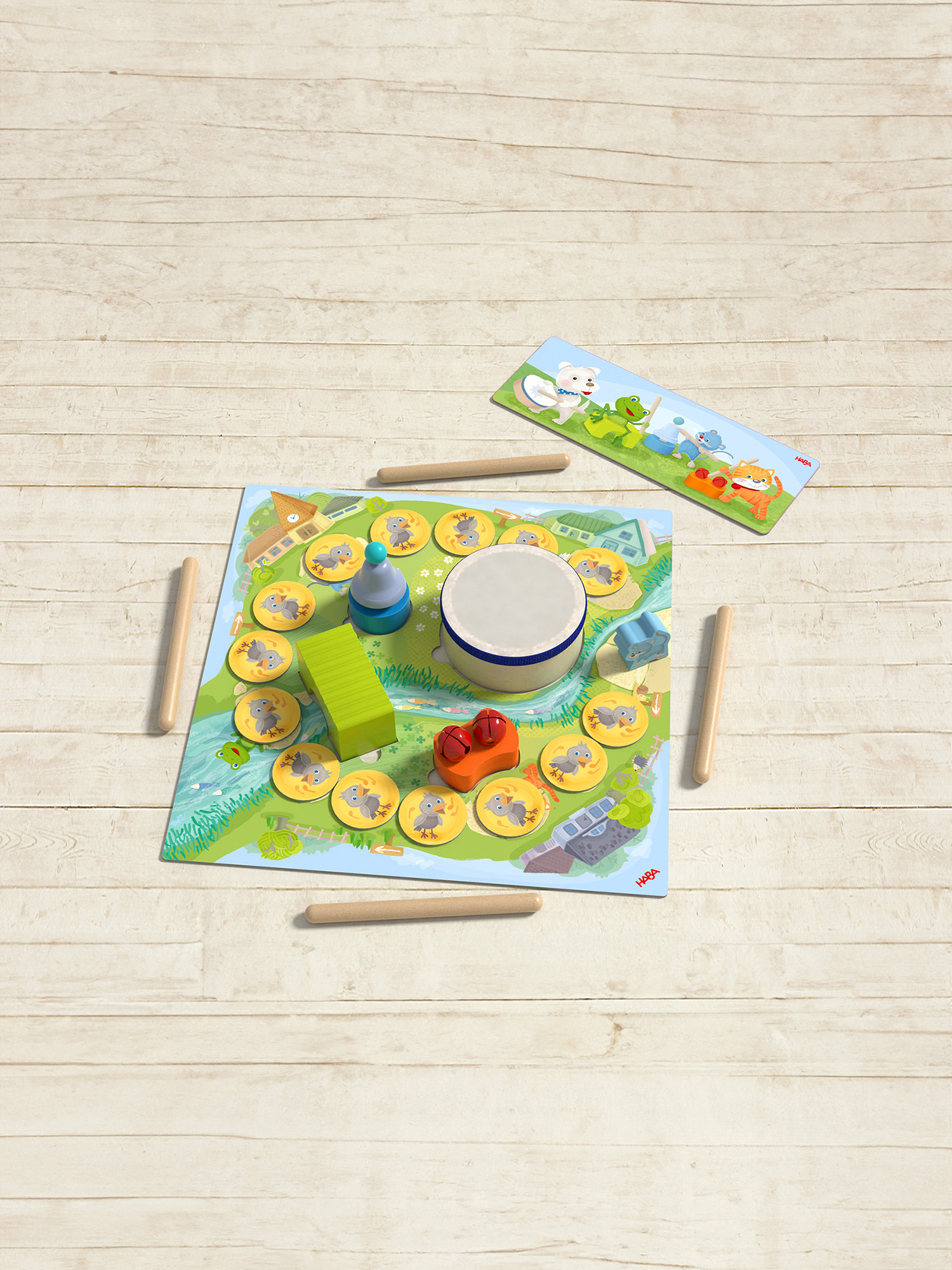 Ein Brettspiel auf einer Holzoberfläche mit Spielzeugtieren und Spielsteinen.