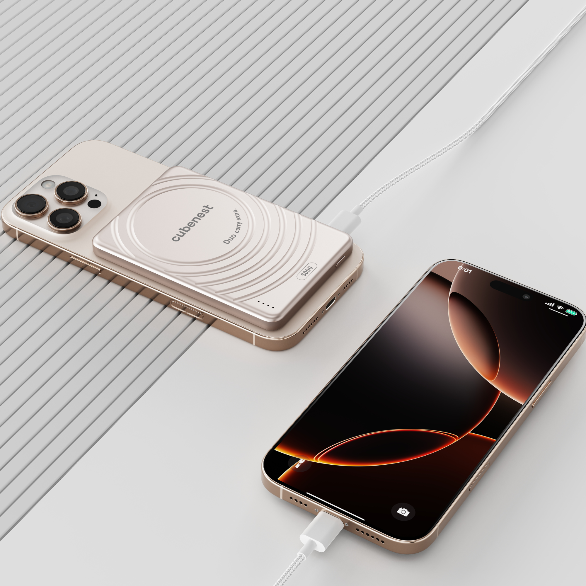 Zwei goldene Smartphones mit kabellosem Ladegerät obenauf, verbunden durch ein weißes Ladekabel.