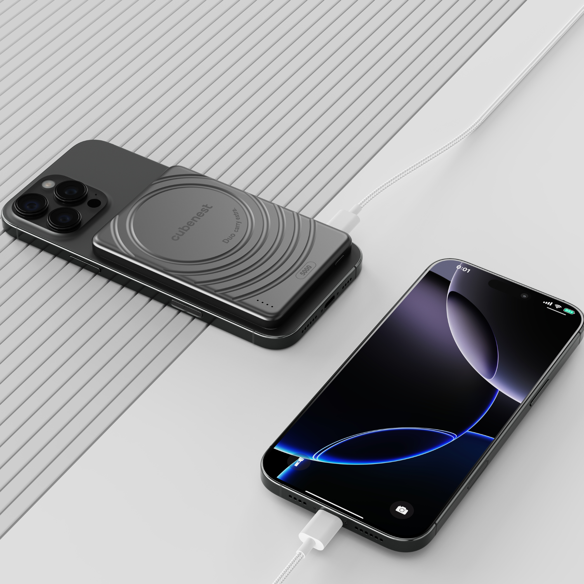 Schwarzes Telefon lädt auf einem grauen Cubenest. Weißes Ladekabel verbindet sich mit einem anderen schwarzen Telefon.
