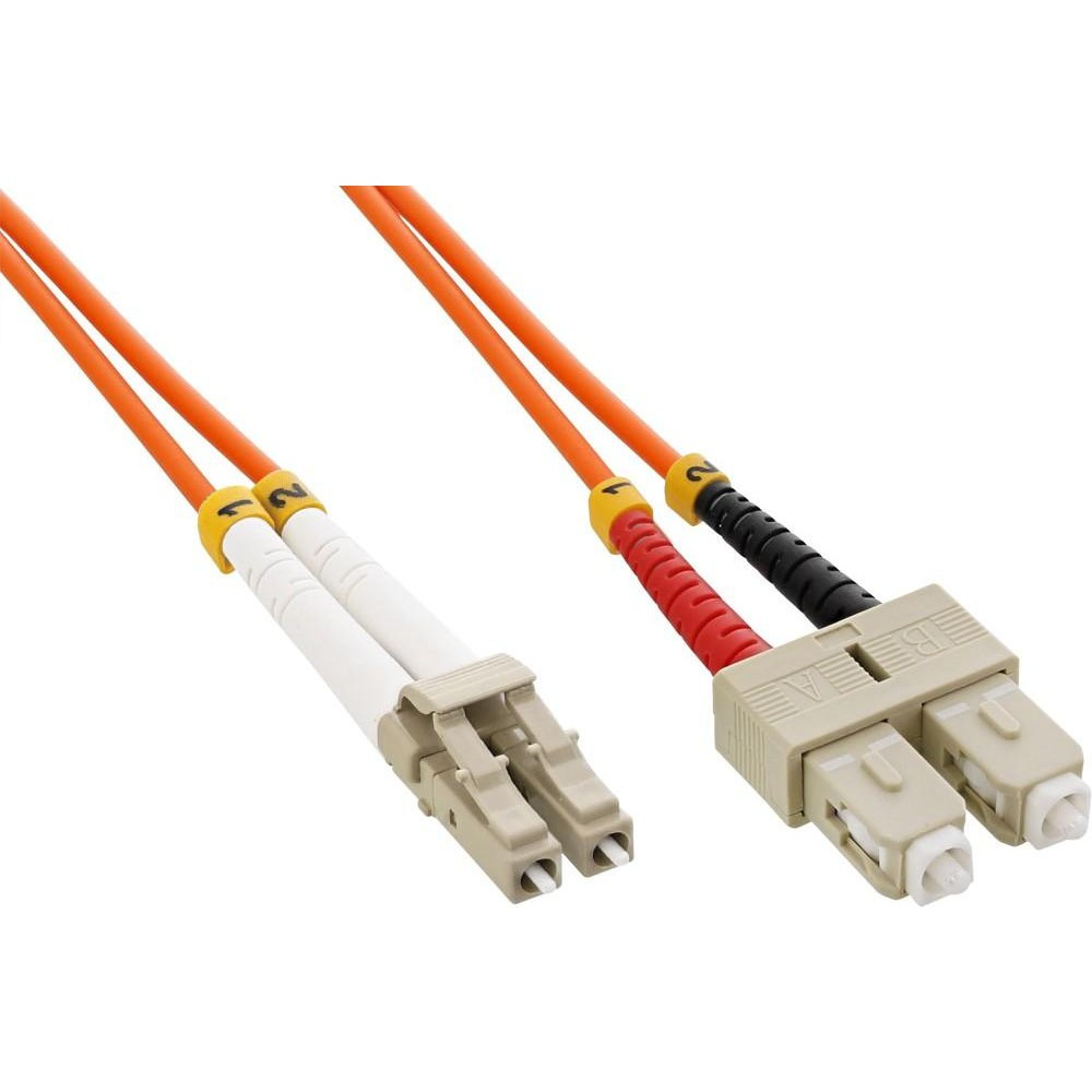 Due cavi in fibra ottica arancioni con connettori bianchi e beige. Sfondo bianco.