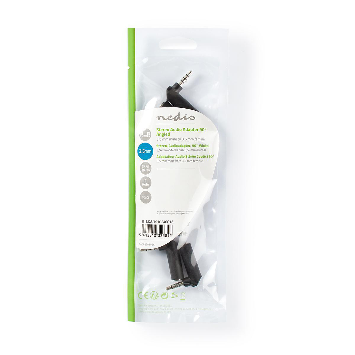Een plastic verpakking met een 90-graden gehoekte 3,5 mm stereo audio adapter. De adapter is zwart.