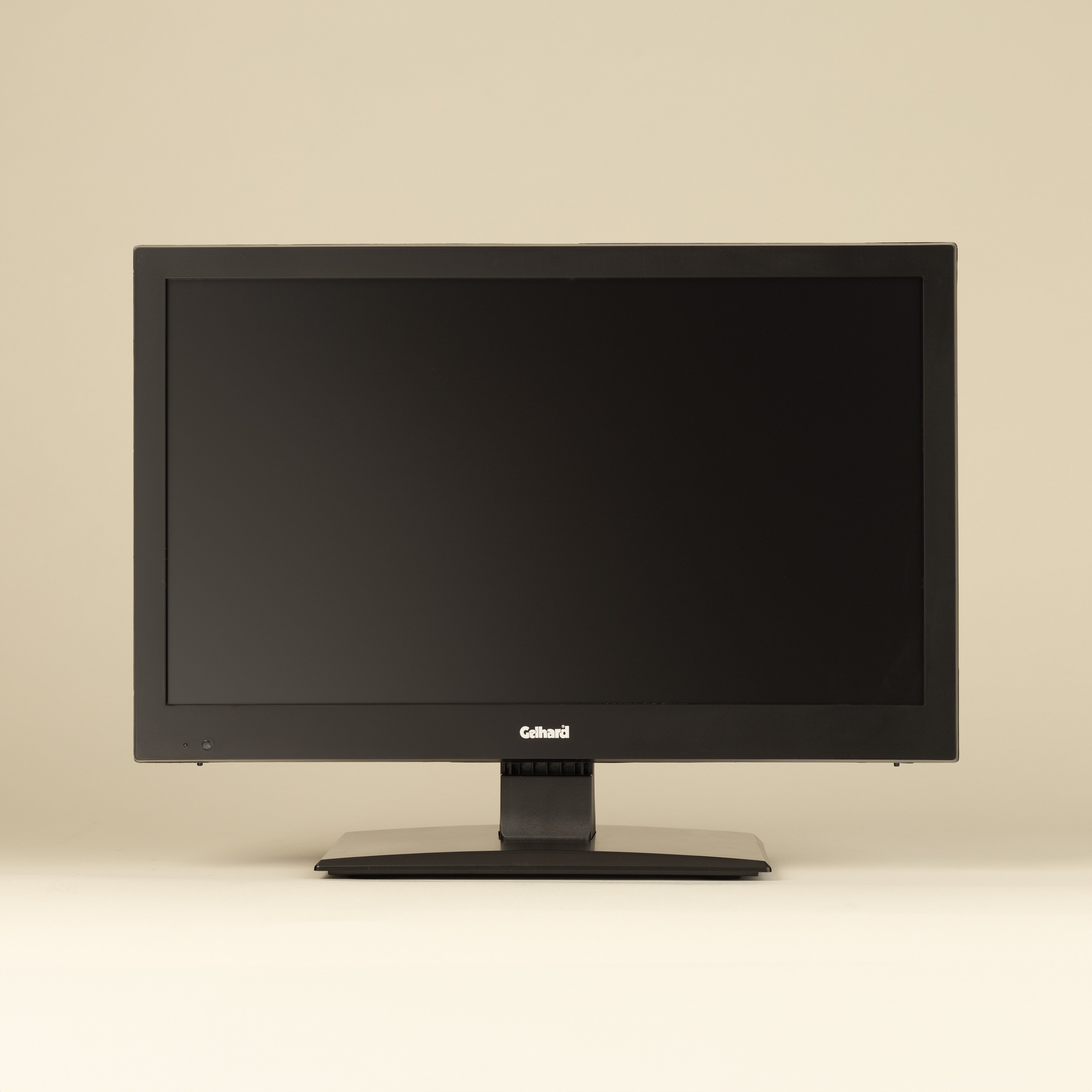 Schwarzer Computermonitor mit schwarzem Ständer. Es ist vor weißem Hintergrund.