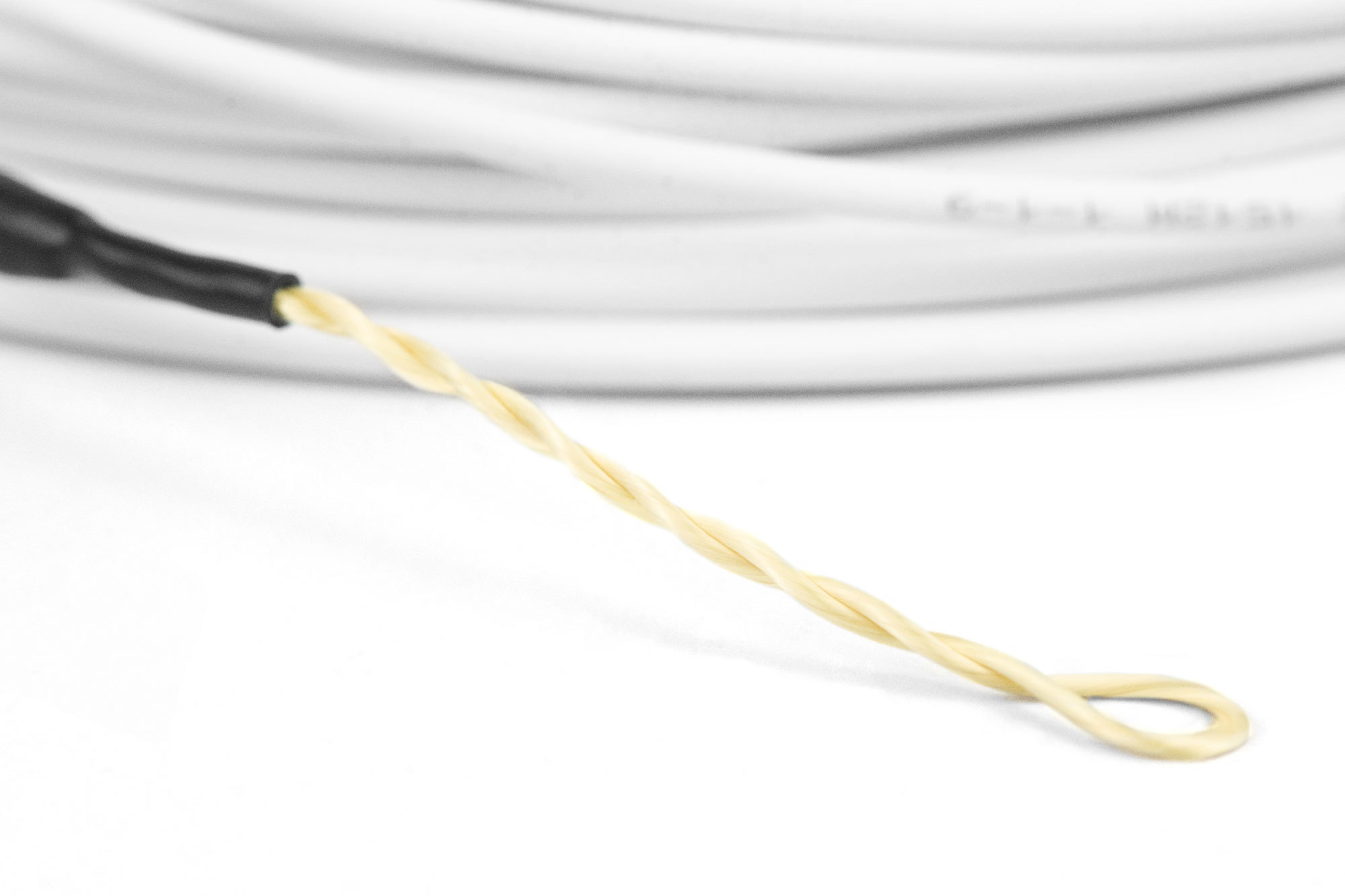 Un filo intrecciato con una parte color crema, collegato a un cavo bianco, su sfondo bianco.