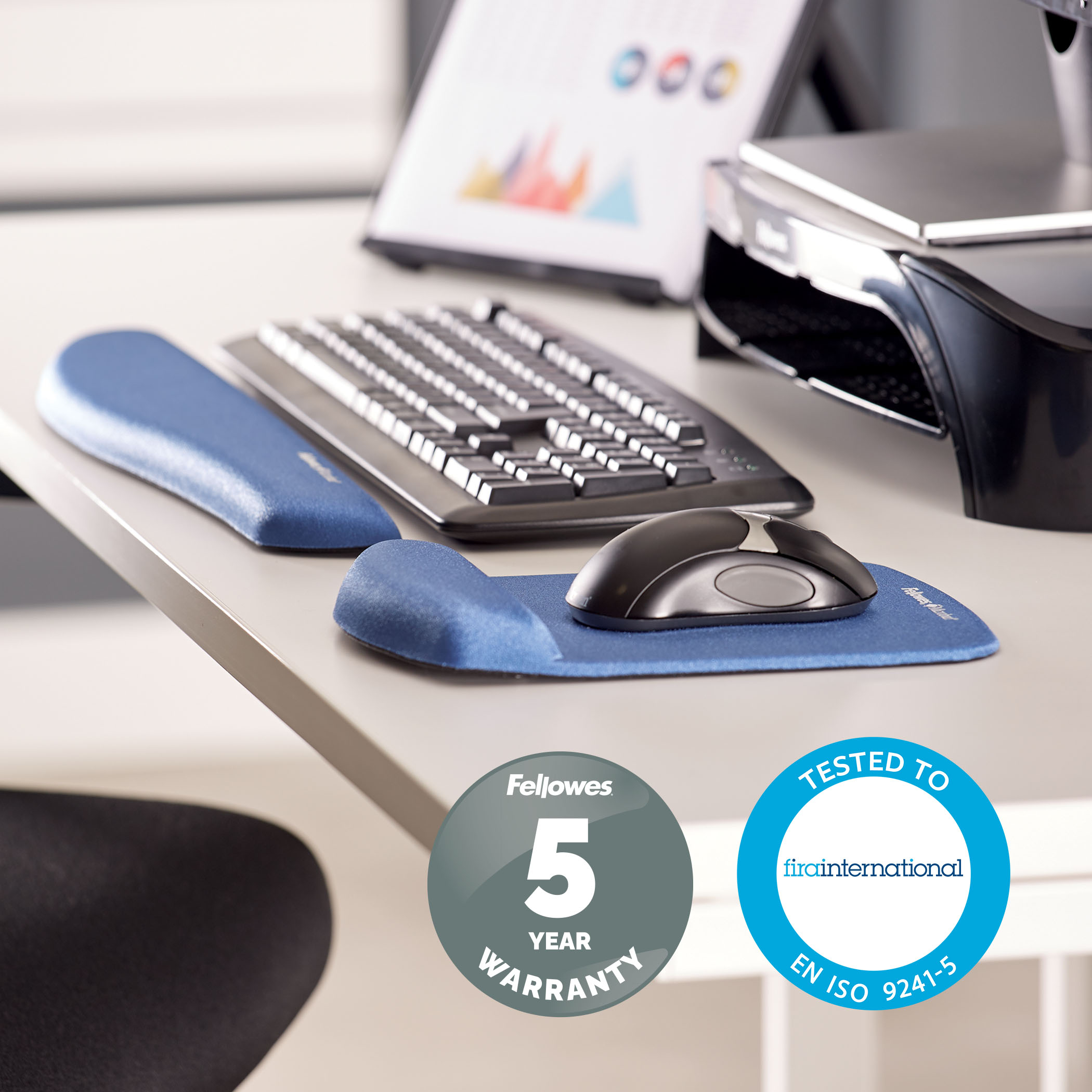 Niebieska podpórka pod nadgarstek i podkładka pod mysz z klawiaturą i myszą. Białe tło.