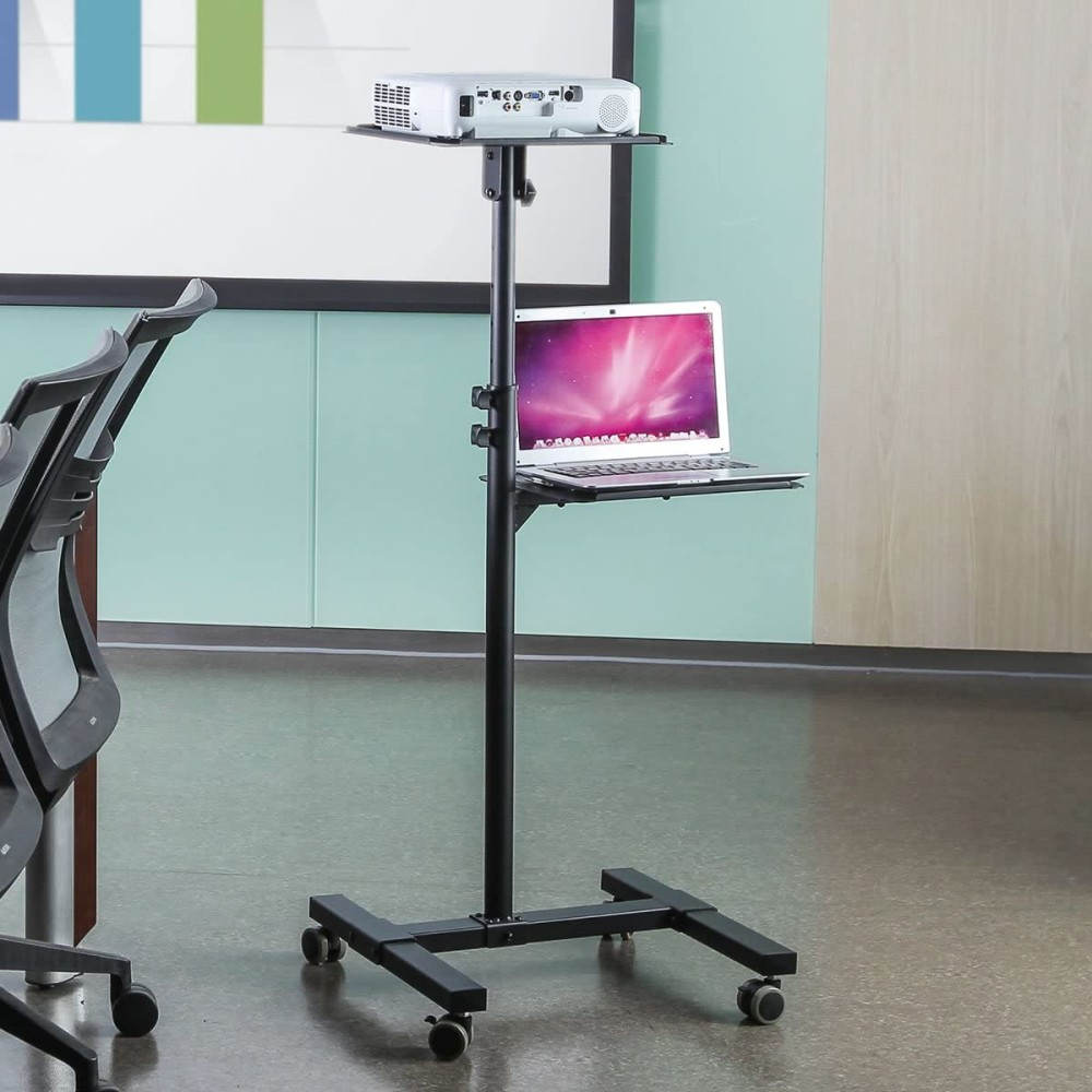 Ein schwarzer Projektorständer mit einem Laptop darauf. Er befindet sich in einem Raum mit einer Leinwand im Hintergrund.