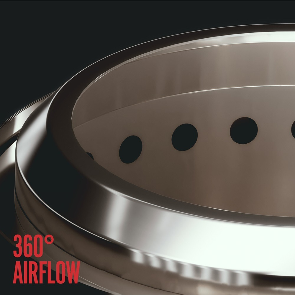 Nahaufnahme einer glänzenden Metall-Luftöffnung mit schwarzen Löchern und dem Text "360° AIRFLOW".