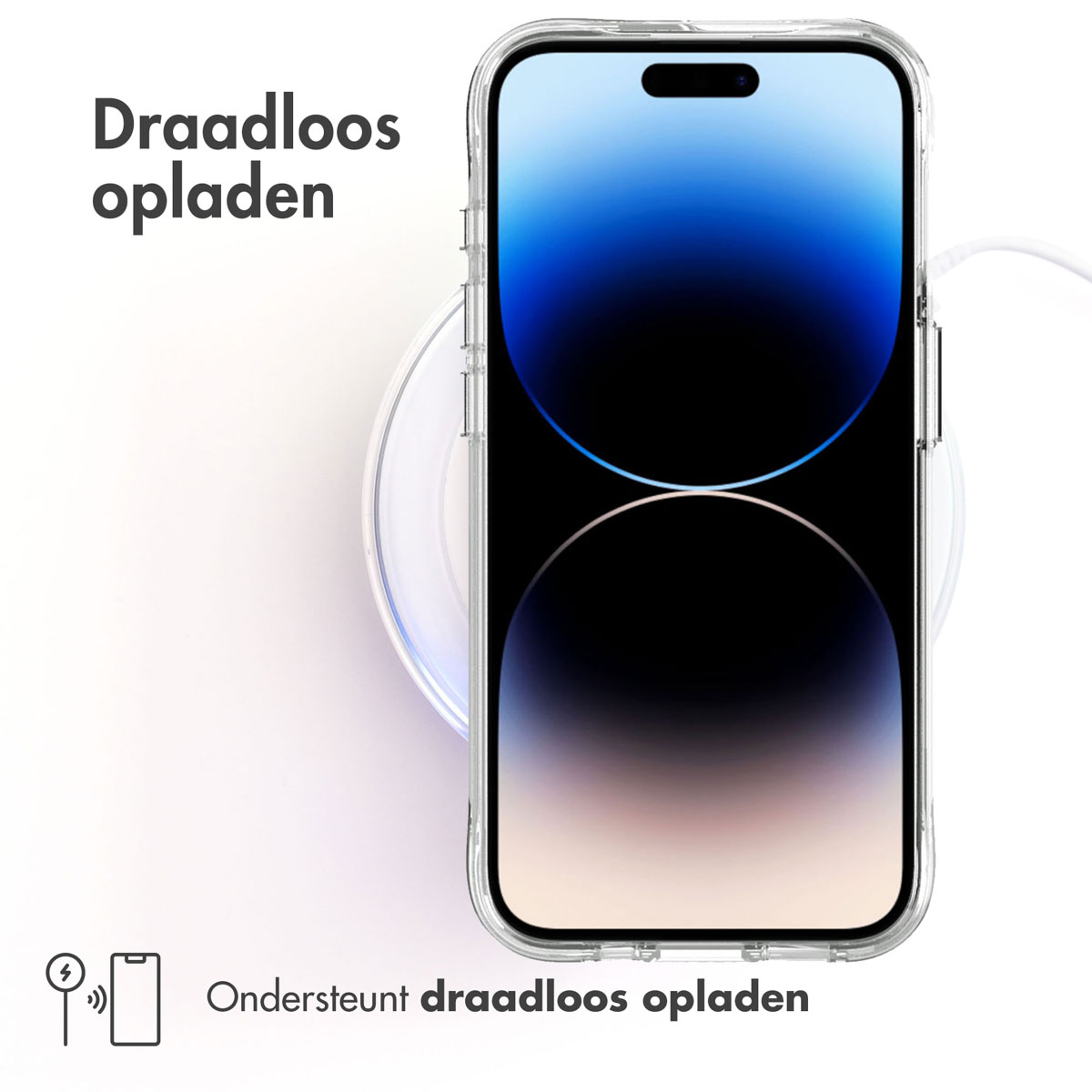 Coque de téléphone transparente sur un téléphone, à côté d'un socle de chargement sans fil. Texte néerlandais : 'Draadloos opladen'.