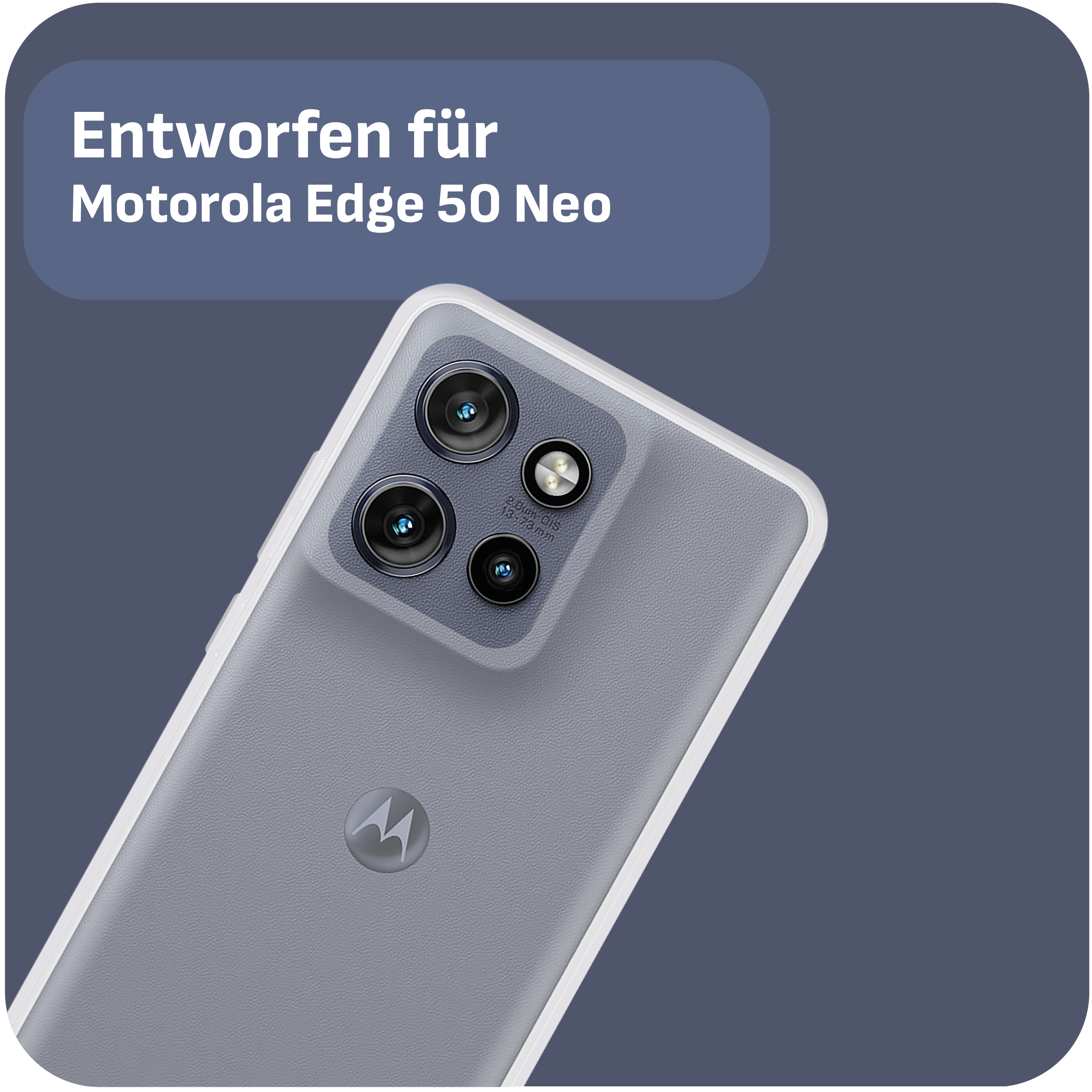 Nahaufnahme eines Smartphones, hellgrau. Die Rückseite hat eine Kamera, Motorola-Logo. Der Hintergrund ist unscharf.