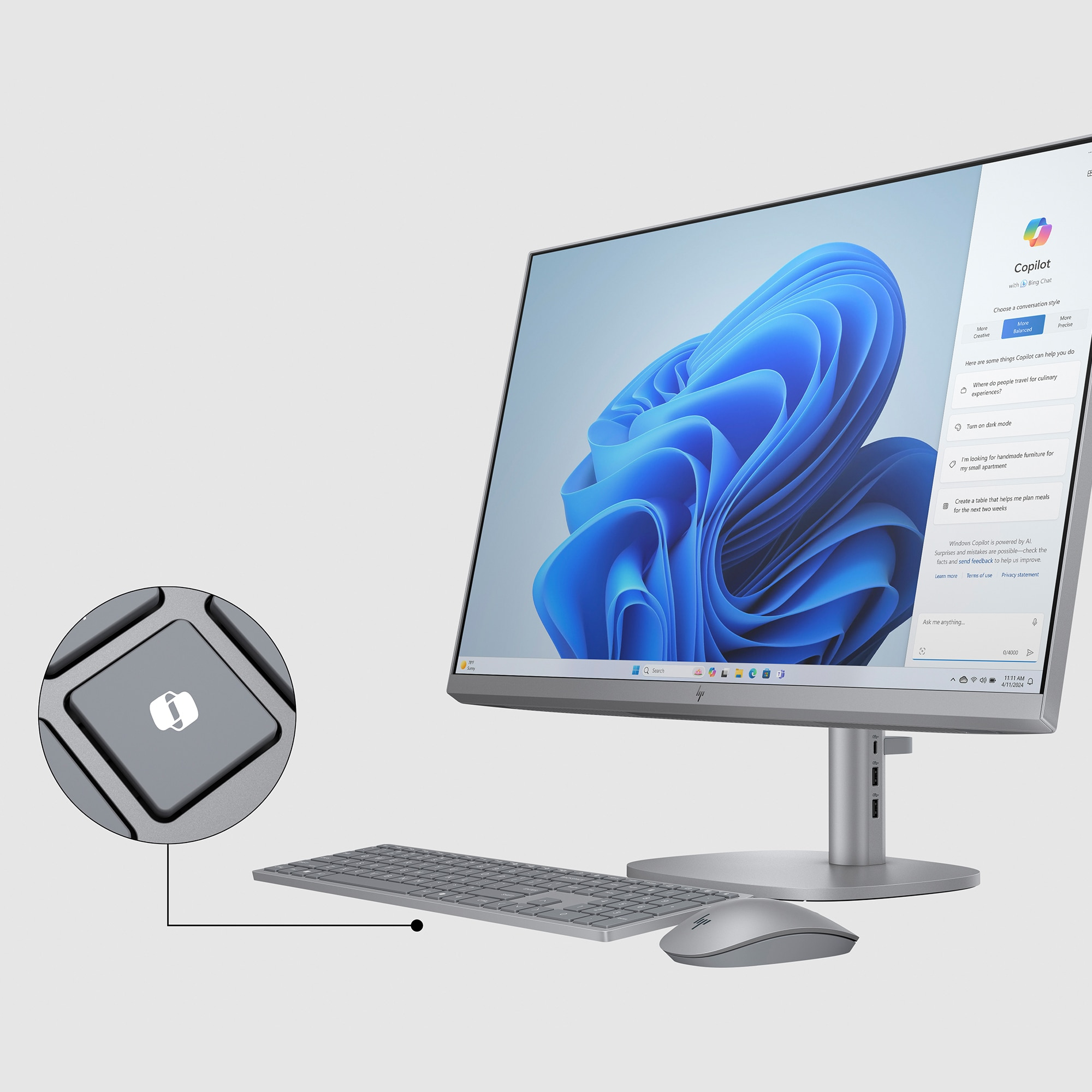 Konfiguracja komputera z monitorem, klawiaturą i myszą. Monitor wyświetla interfejs Windows 11.