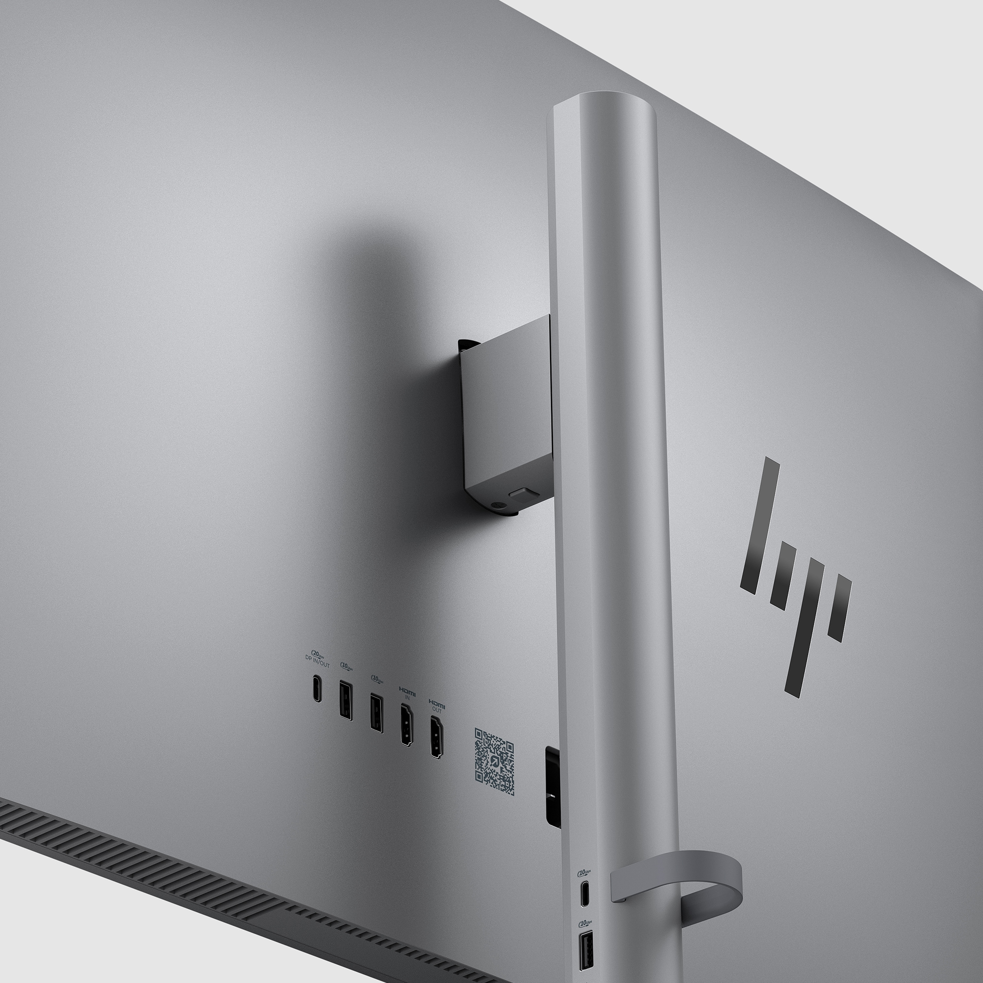 Zbliżenie tyłu srebrnego monitora komputera z portami i logo HP.