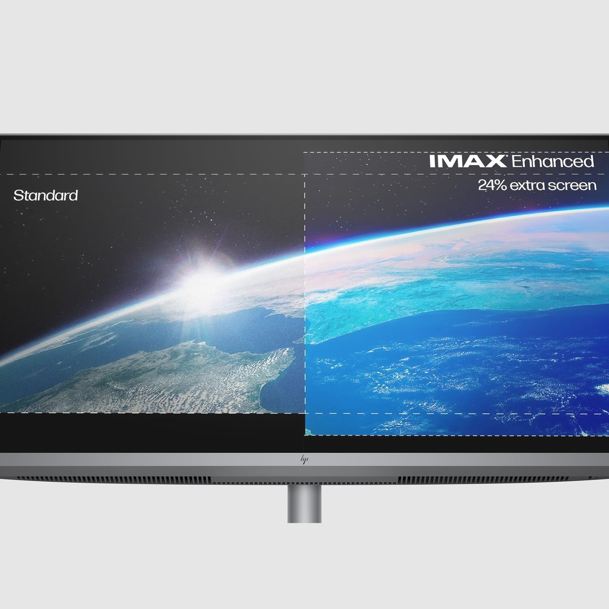 Monitor wyświetlający obraz Ziemi obok standardowego wyświetlacza i ulepszonego IMAX.