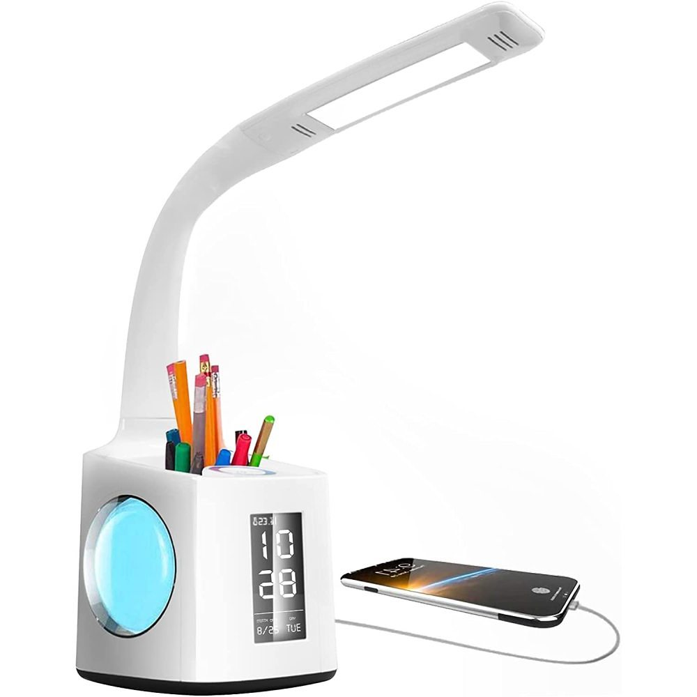 Weiße Schreibtischlampe mit Stifthalter, Digitaluhr und ladendem Telefon.