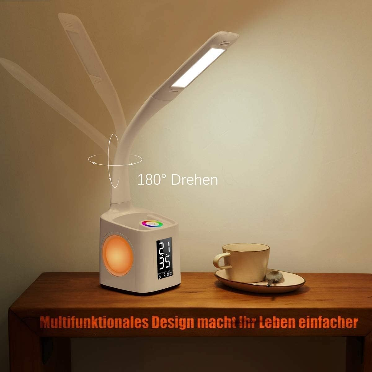 Weiße Schreibtischlampe mit Digitalanzeige und Tasse auf einem Tisch. Sie kann sich drehen.