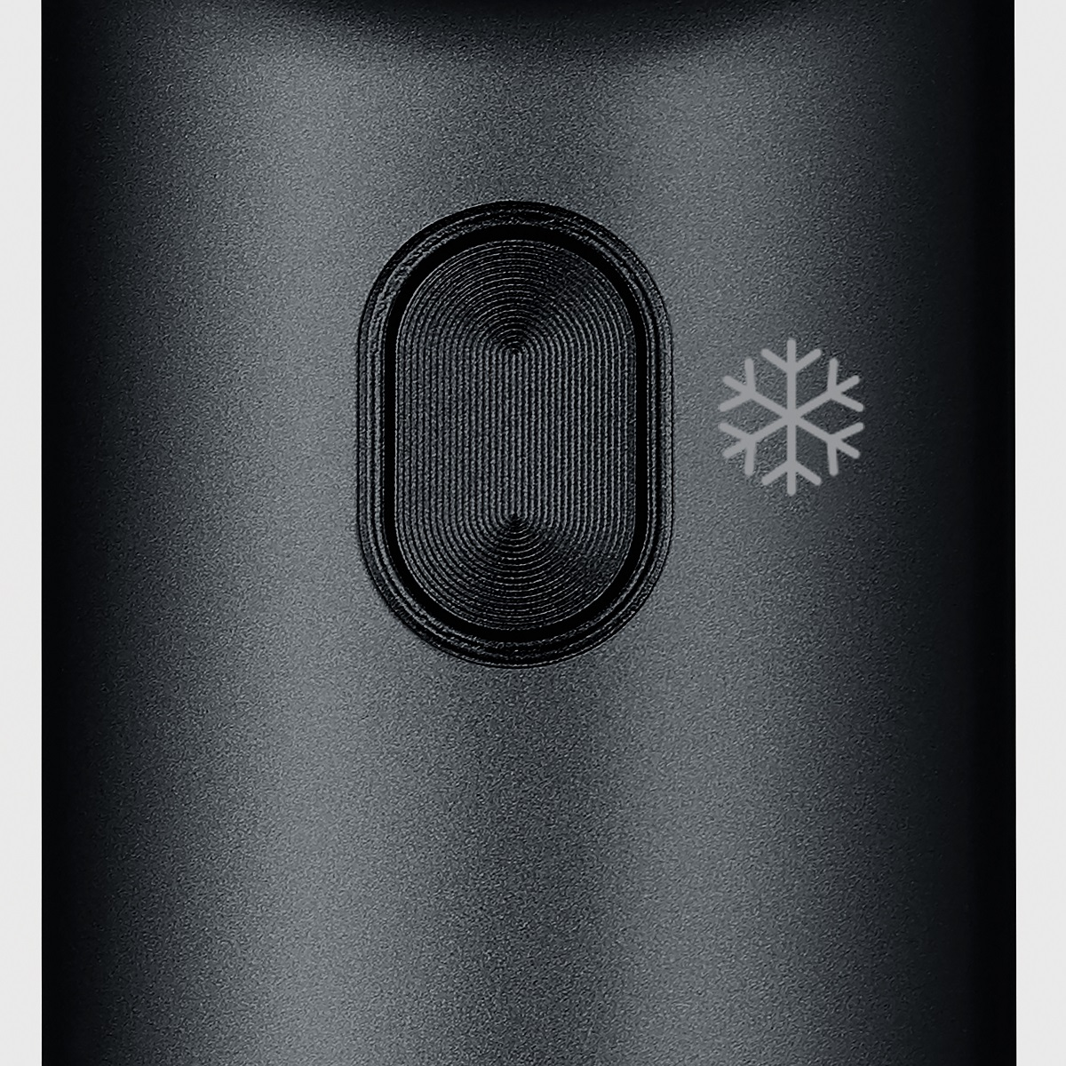 Zwart apparaat met een aan/uit-knop en sneeuwvloksymbool. Het apparaat is zwart.