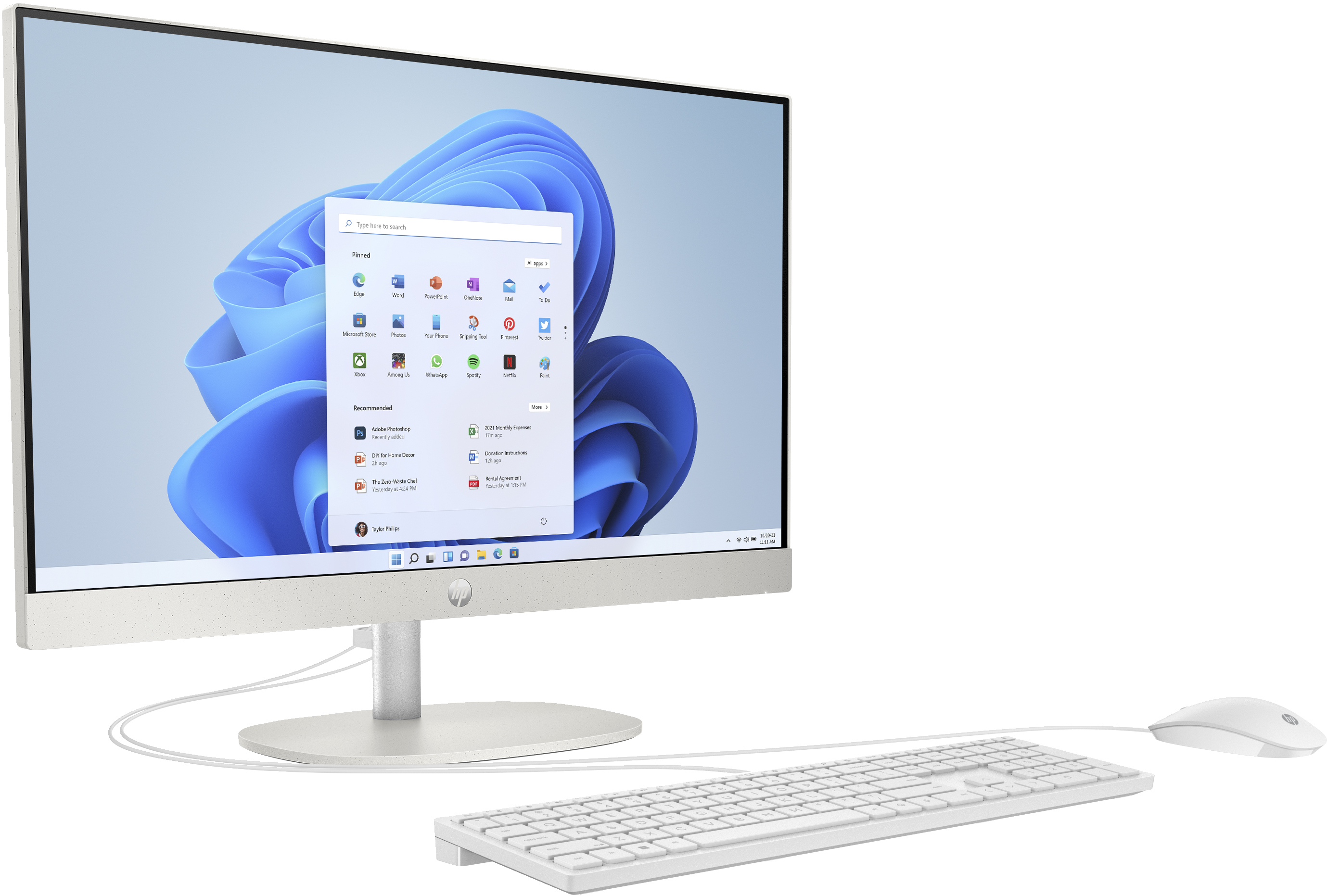 Biały komputer All-in-one z systemem Windows 11 na ekranie. Biała klawiatura i mysz z przodu.