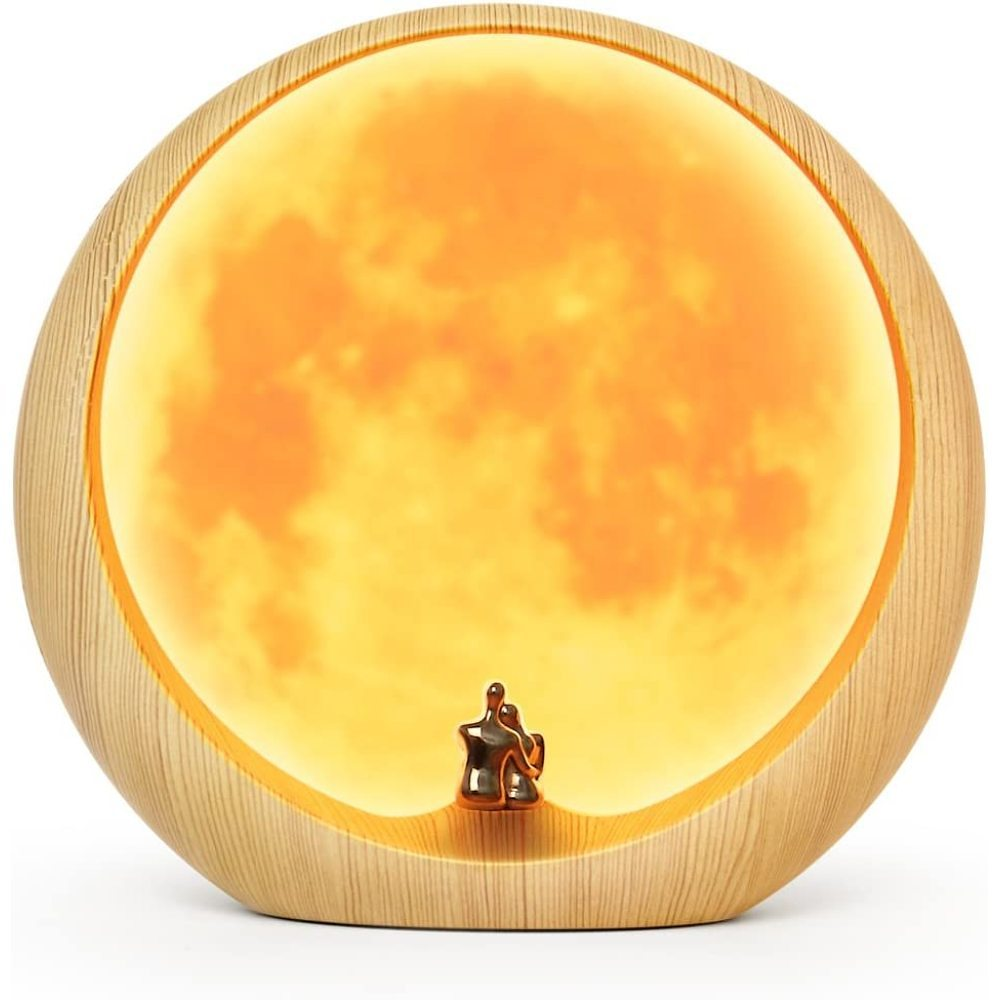 Dekorative Holzlaterne mit Mond und Paarsilhouette. Weißer Hintergrund.