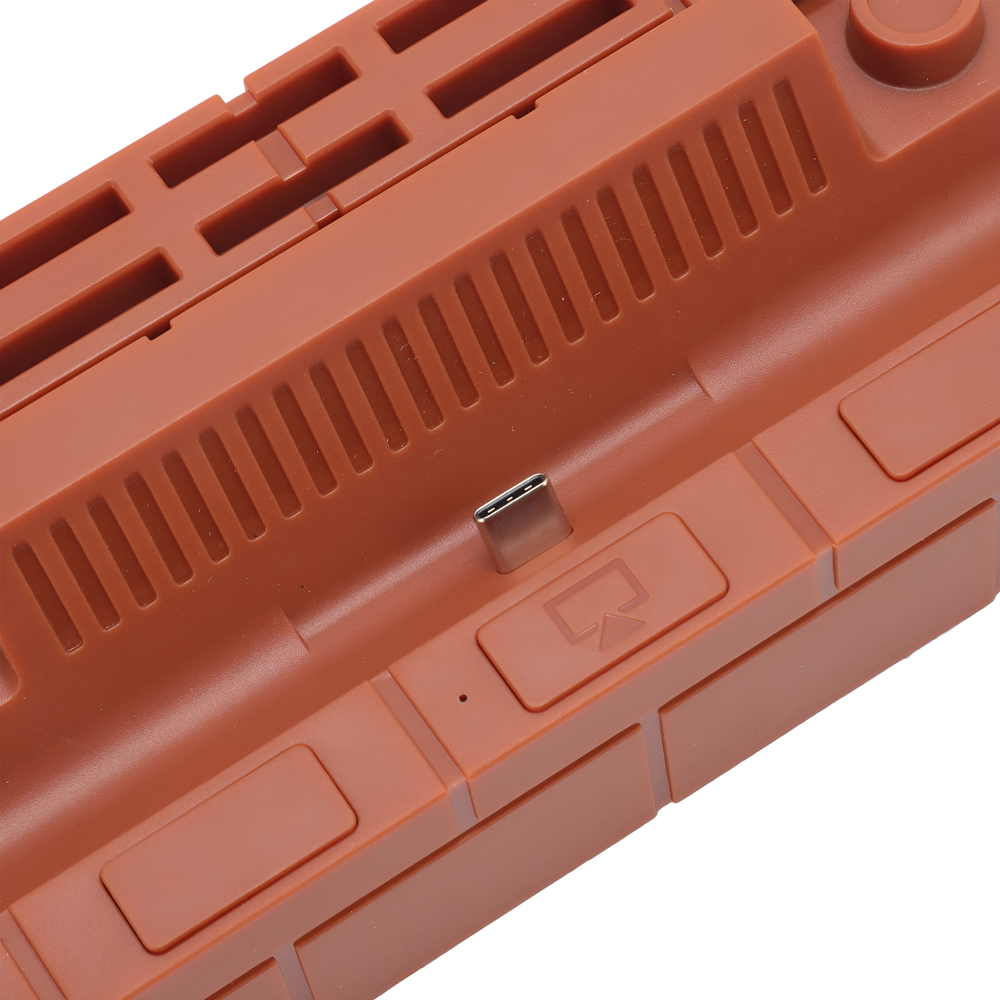 Nahaufnahme eines braunen Kunststoffgeräts mit USB-C-Anschluss, Knöpfen und rechteckigem Design.