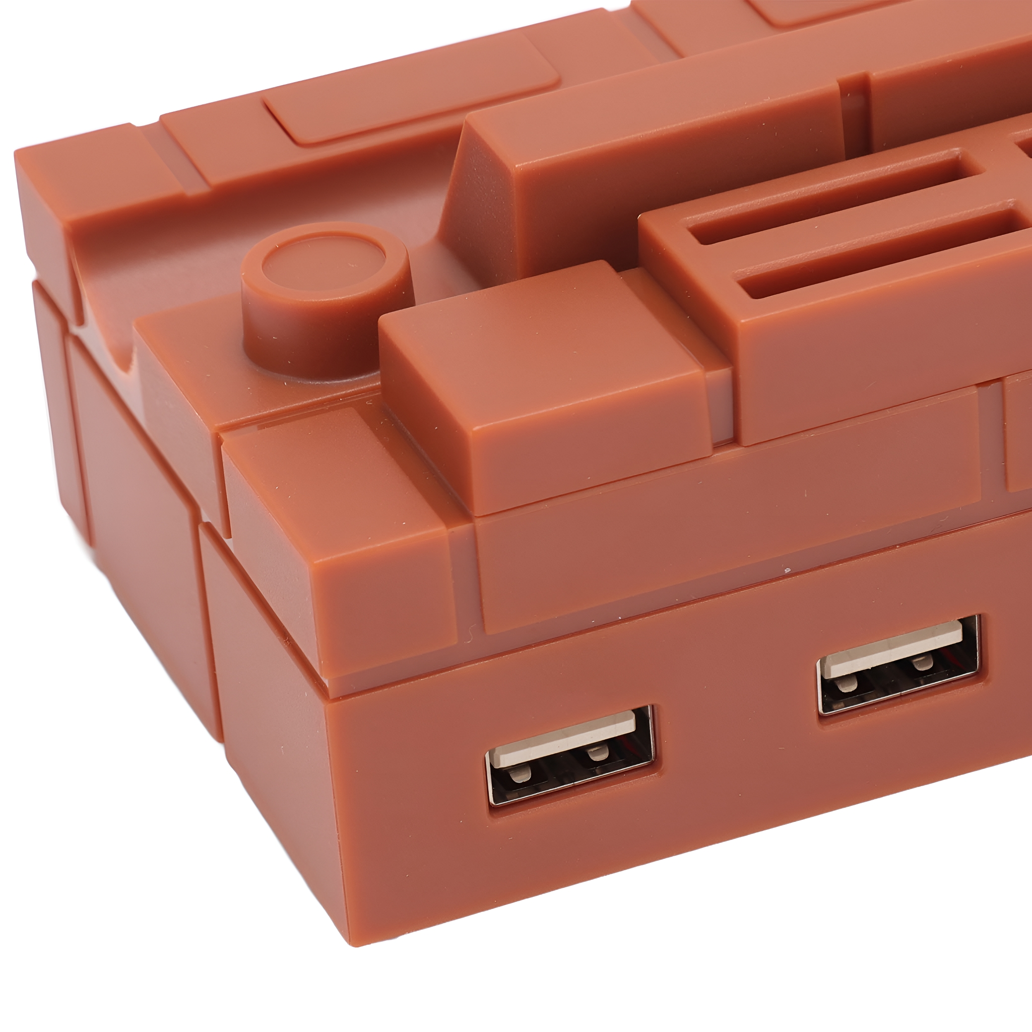 USB-Hub in Ziegelform. Braun, mit zwei USB-Anschlüssen. Nahaufnahme.