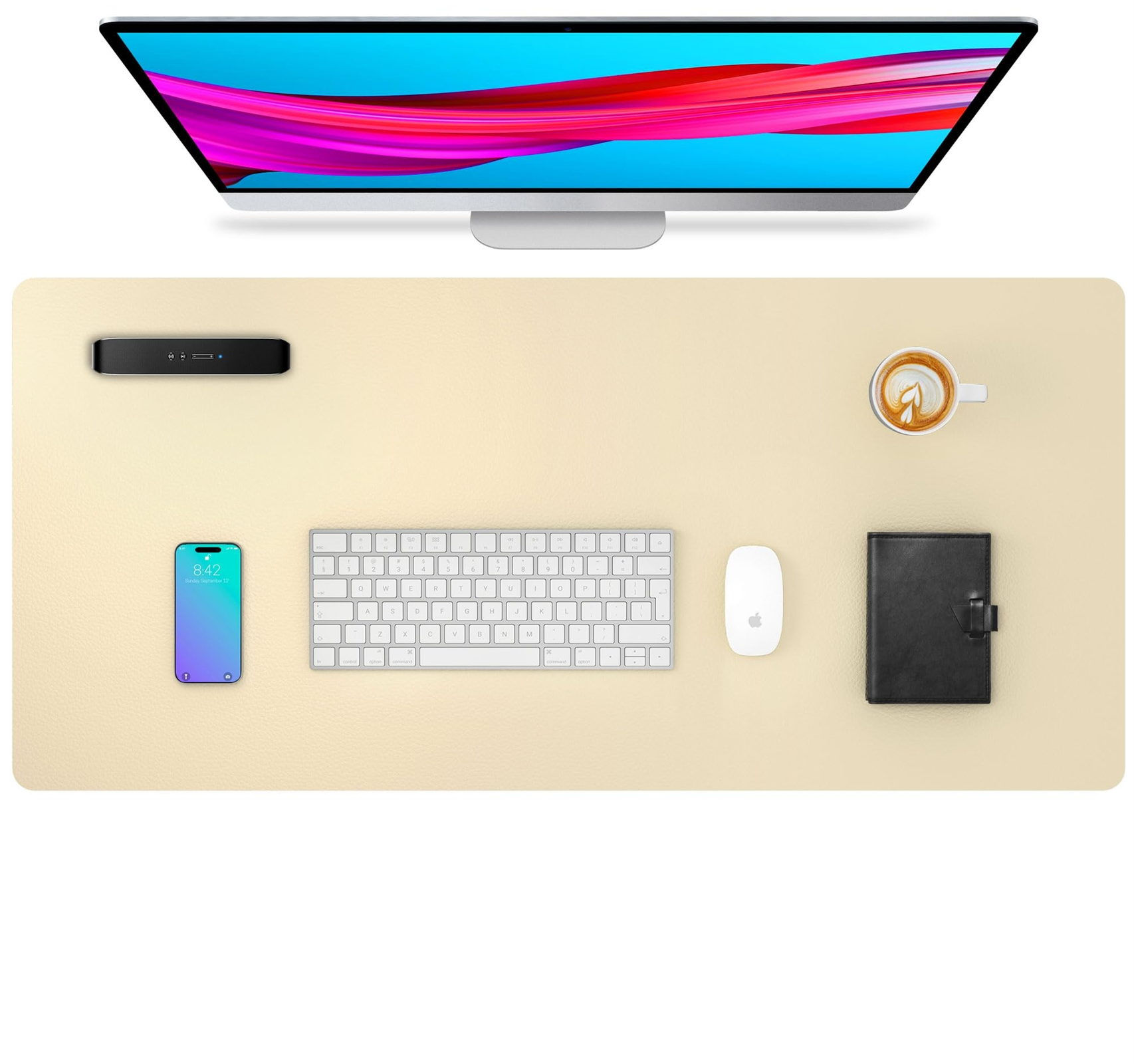 Draufsicht auf einen Schreibtisch mit Monitor, Telefon, Tastatur, Maus und Kaffeetasse.