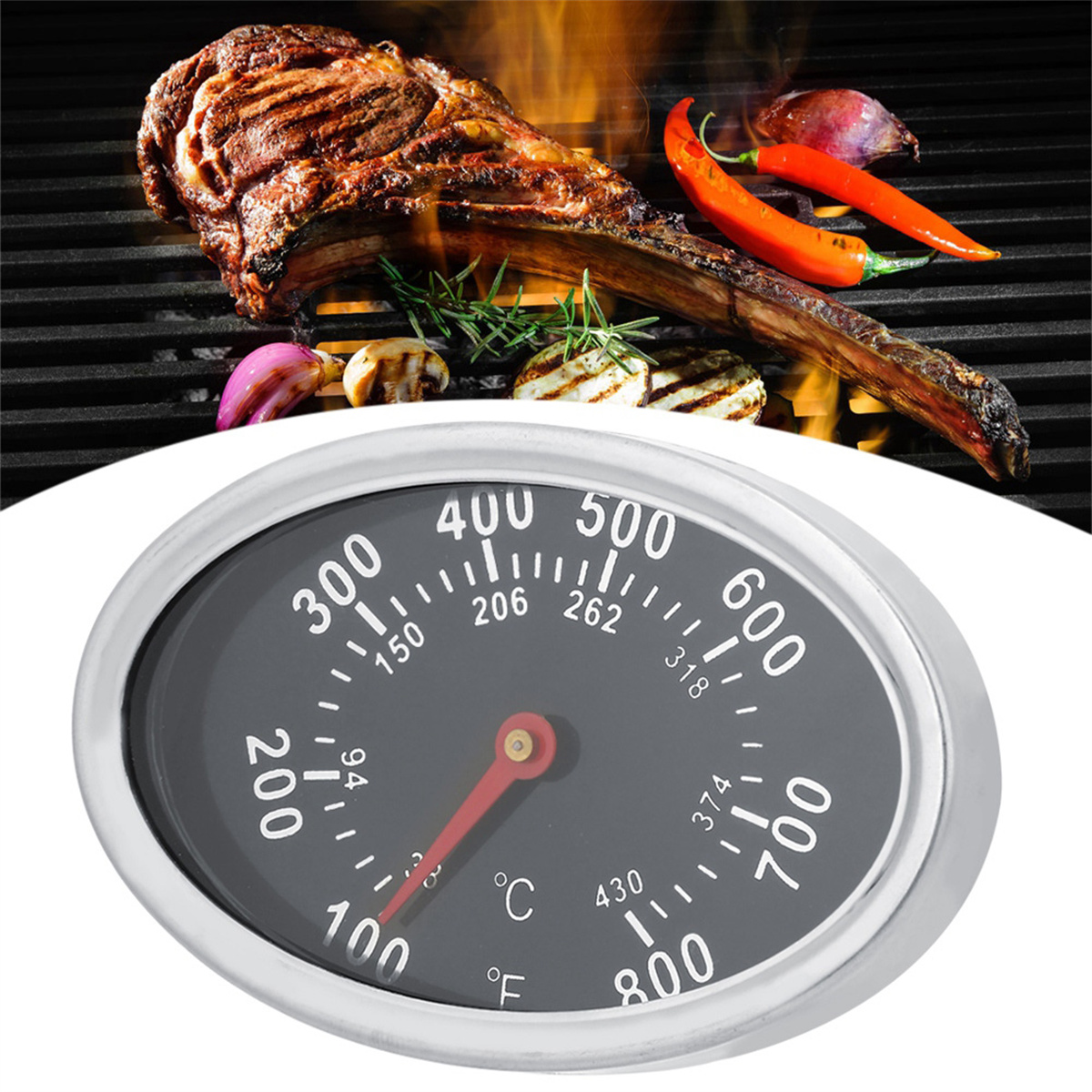 Thermometer mit gekochtem Fleisch und Gemüse auf dem Grill.