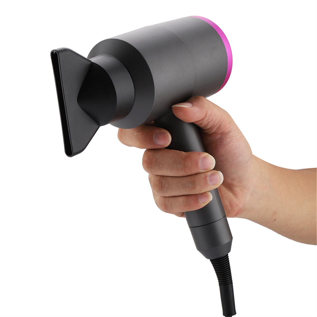 Eine Hand hält einen grau-rosa Fön vor weißem Hintergrund. Das Kabel ist sichtbar.