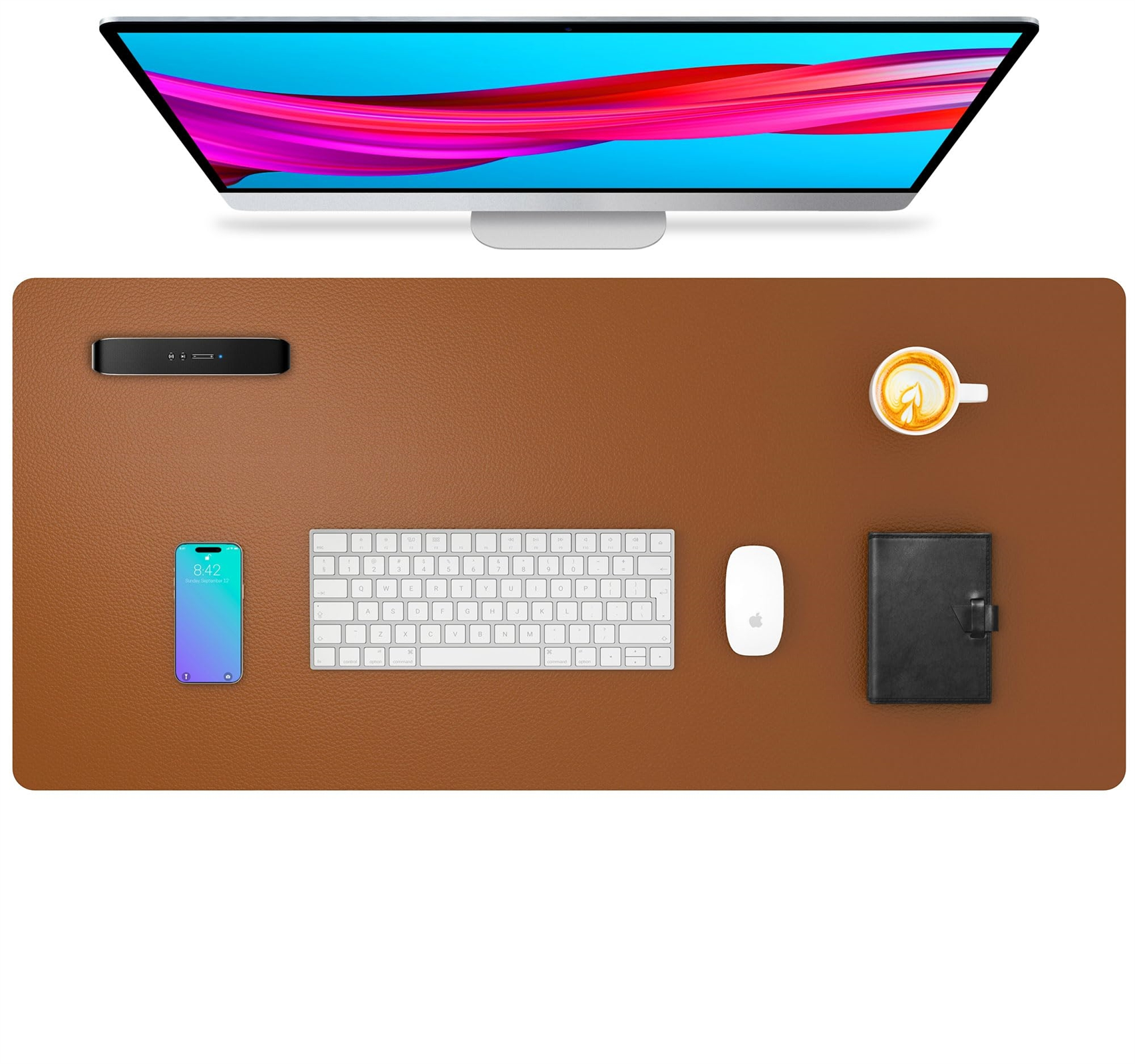 Schreibtisch mit Monitor, Tastatur, Maus, Telefon, Notizbuch und einer Tasse Kaffee. Braune Oberfläche.