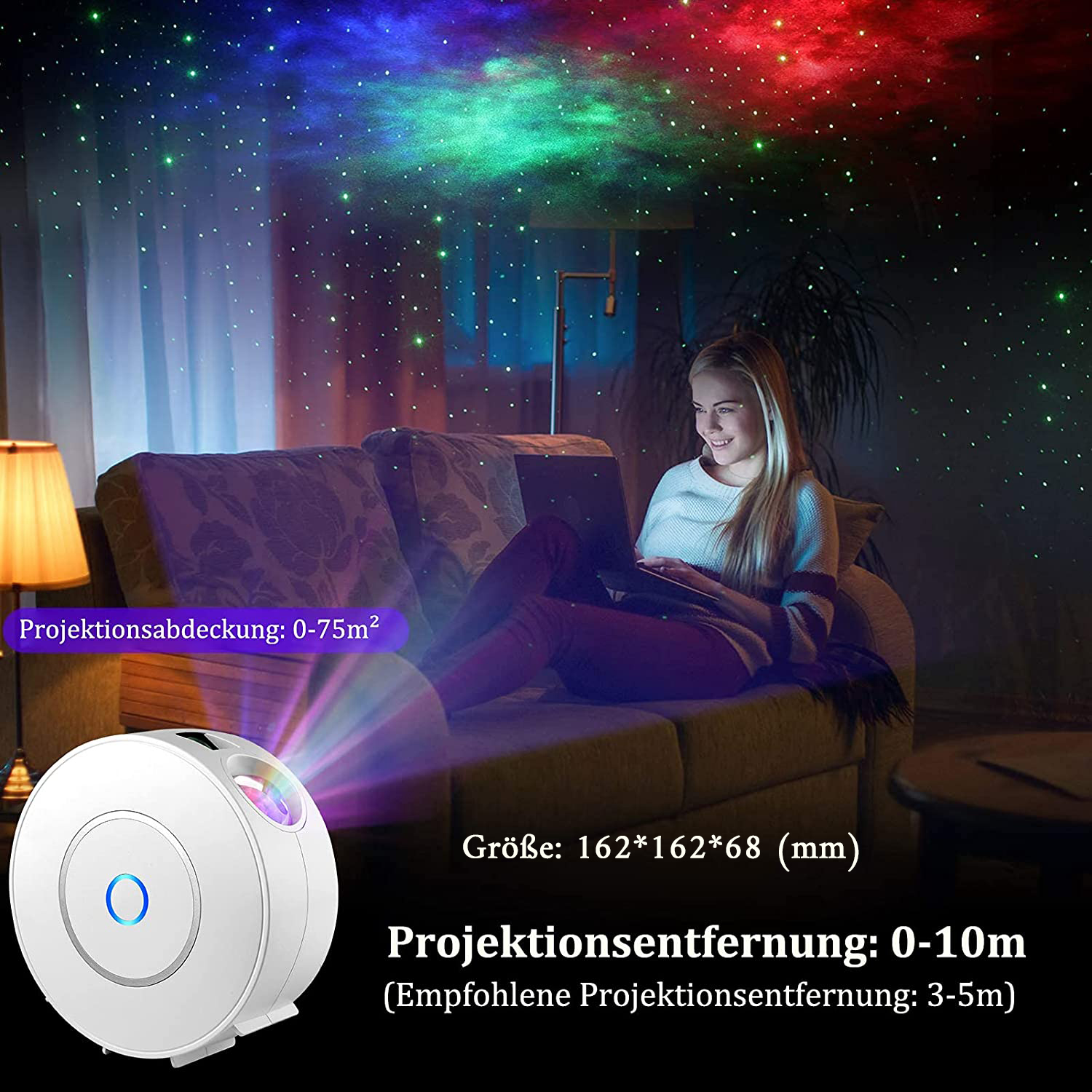 Eine Frau sitzt auf einem Sofa und benutzt einen Laptop unter einem farbenfrohen Sternenhimmel.