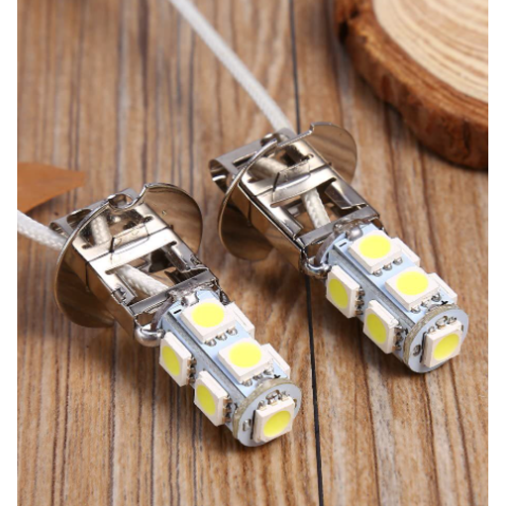 Zwei LED-Glühbirnen mit silberfarbenem Metallgehäuse. Sie haben mehrere LED-Leuchten.