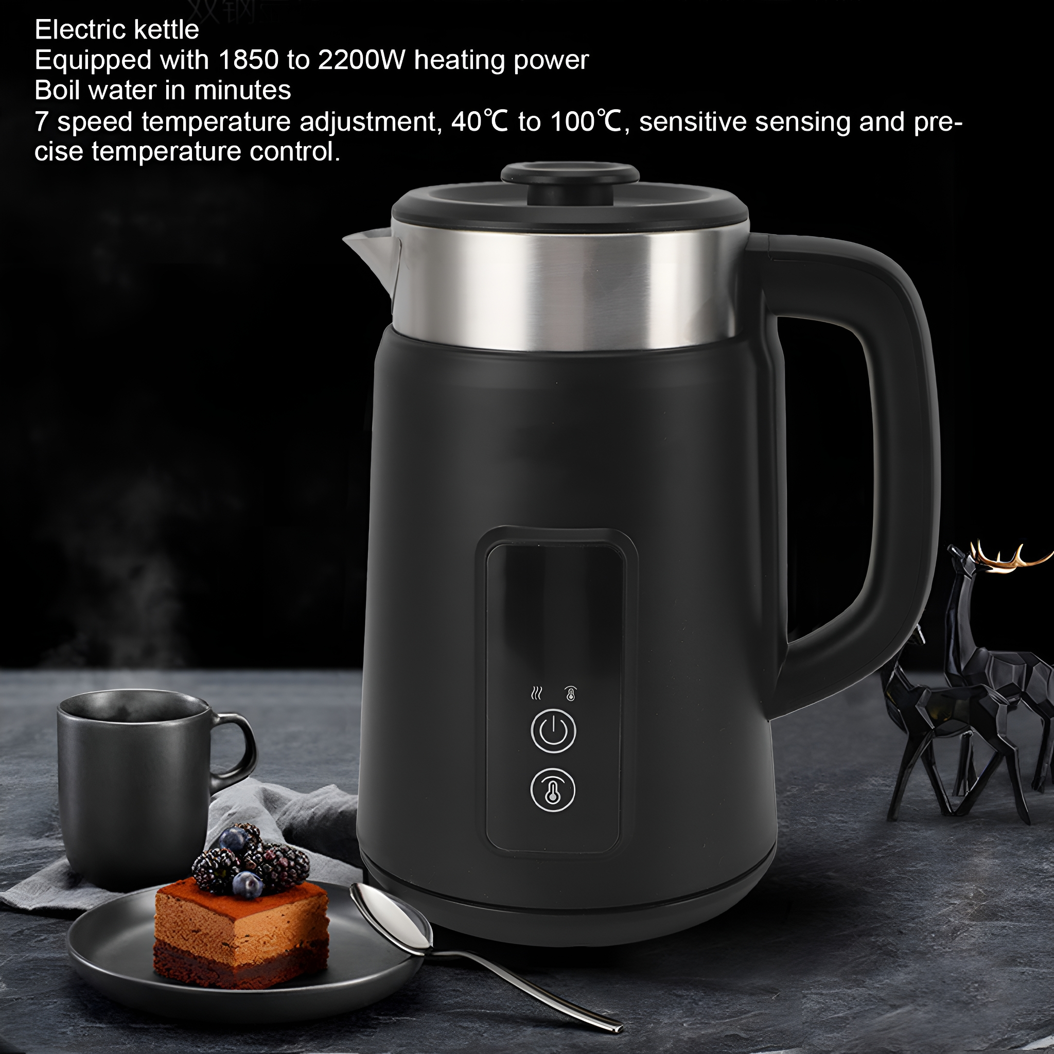 Schwarzer elektrischer Wasserkocher mit Bedienelementen, ein Teller mit Kuchen und eine Kaffeetasse.