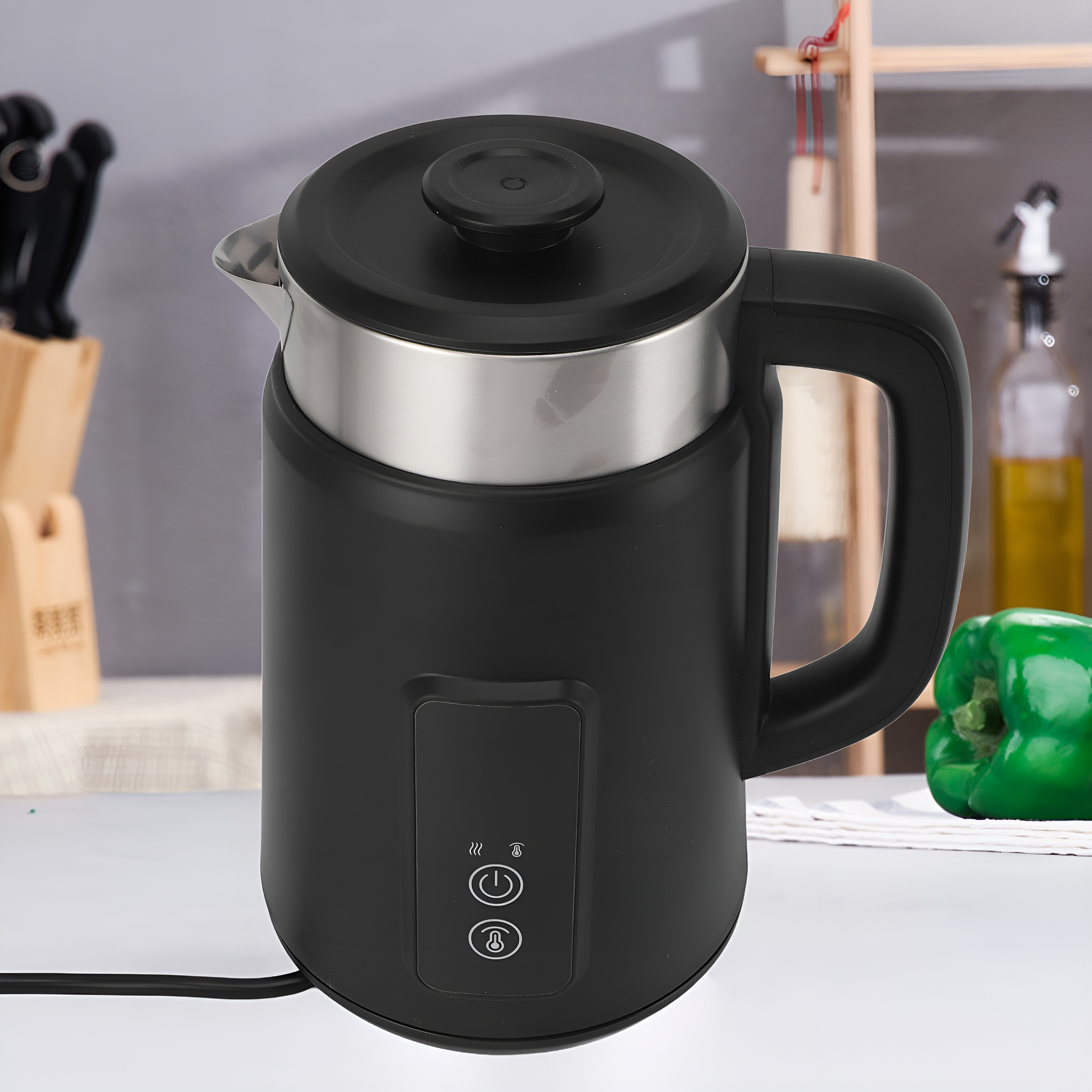 Ein schwarzer Wasserkocher mit Edelstahlaufsatz. Er hat Bedienelemente und ein Netzkabel.