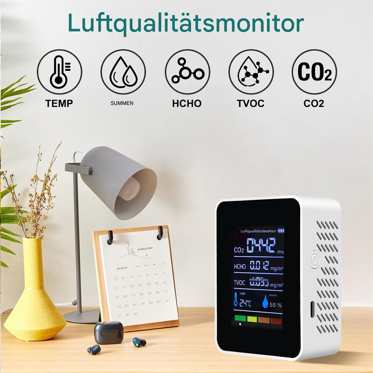 Ein weißer Luftqualitätsmonitor mit verschiedenen Sensorensymbolen und einem Display mit Messwerten.