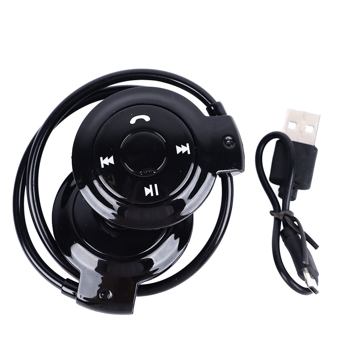 Schwarze kabellose Kopfhörer mit Wiedergabe/Pause-Tasten und einem USB-Ladekabel.