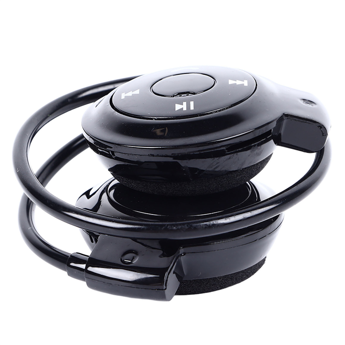 Schwarzes drahtloses Headset mit Bedienelementen. Gebogenes Band. Ohrpolster. Weißer Hintergrund.