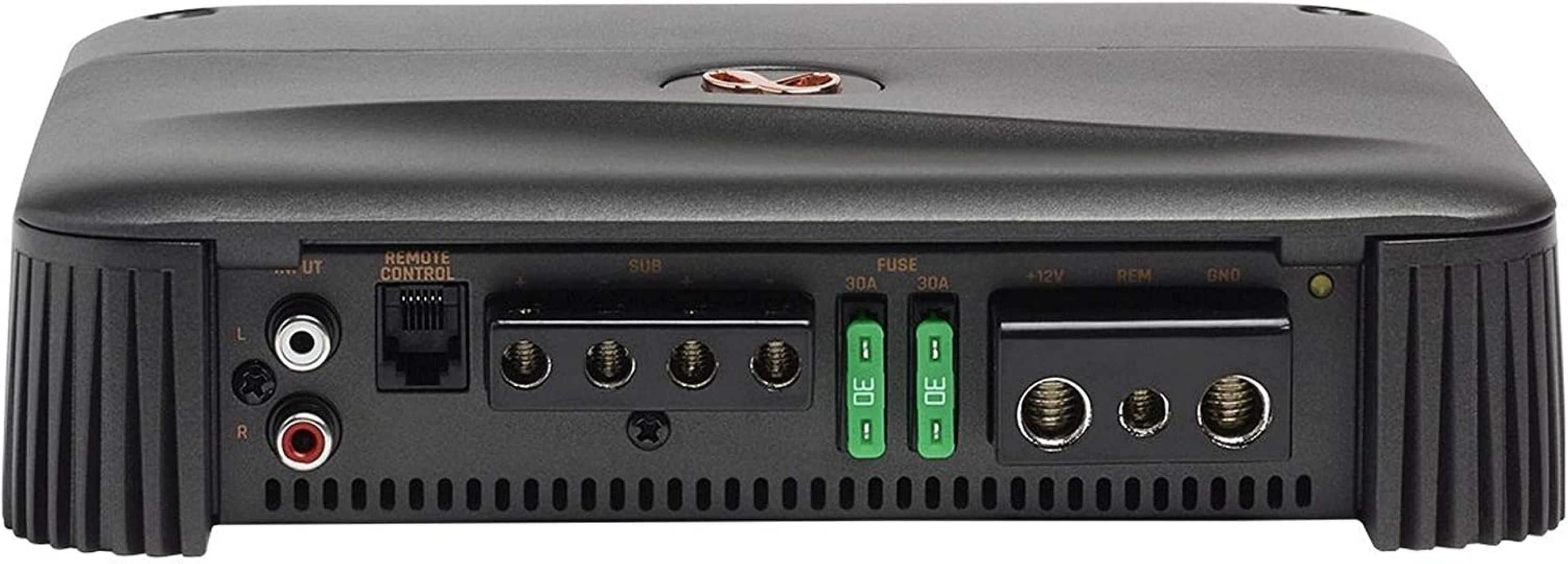 Schwarzer Auto-Audioverstärker mit Ein- und Ausgängen sowie Sicherungen. Beschriftungen umfassen 'Remote Control', 'Sub', '+12V', 'REM' und 'GND'.
