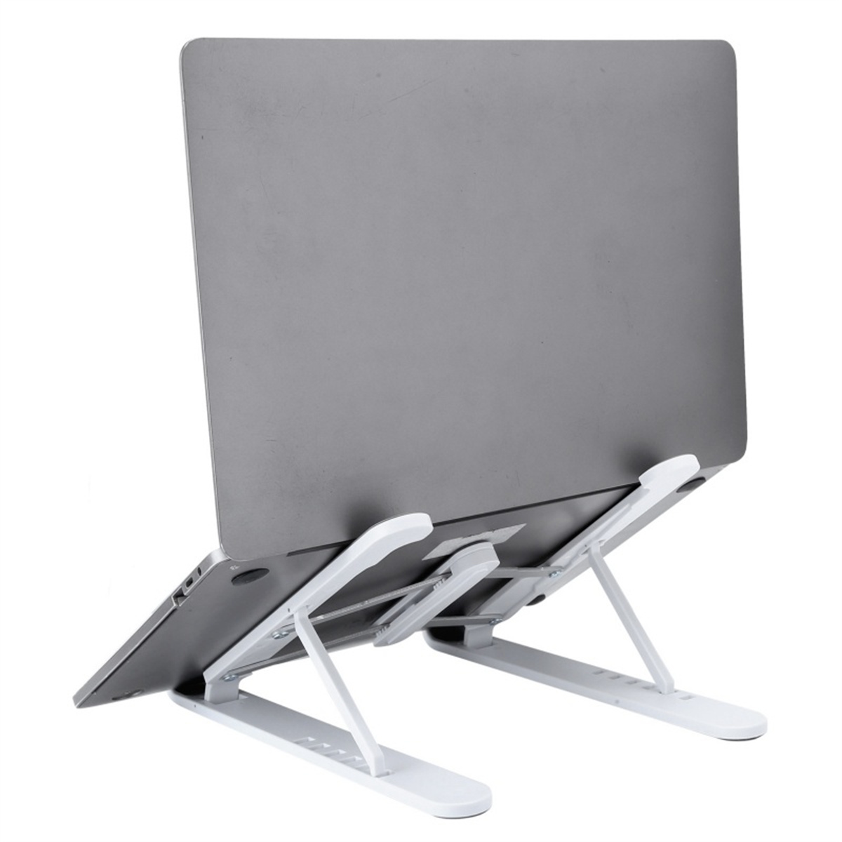 Ein silberner Laptop steht auf einem weißen Laptop-Ständer, nach oben geneigt.