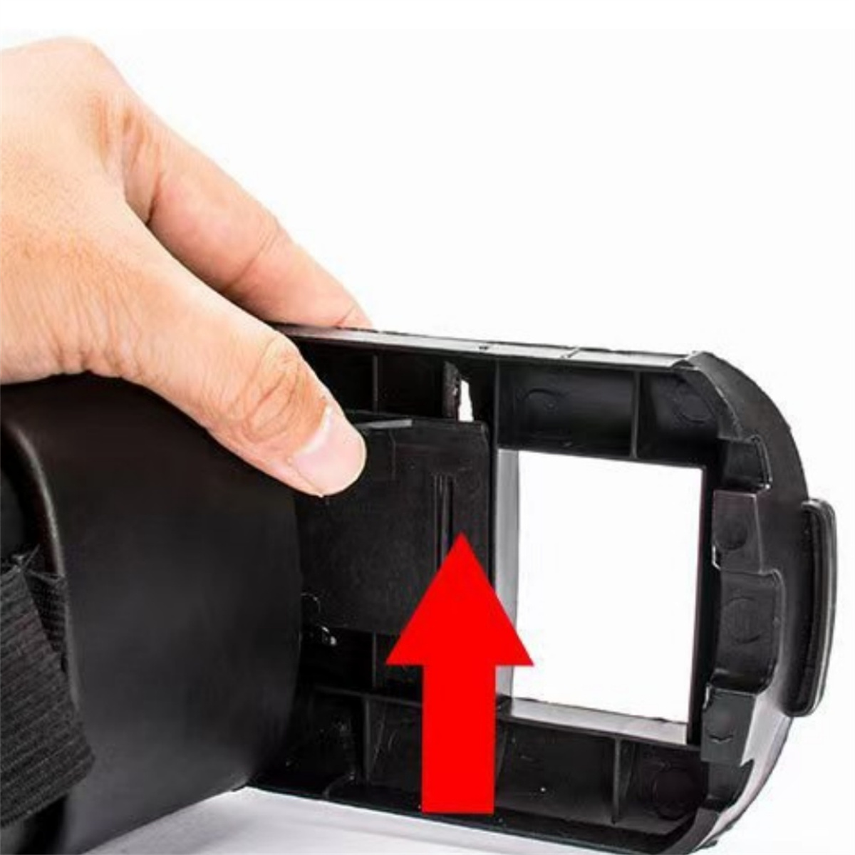 Eine Hand, die ein VR-Headset-Fach öffnet, roter Pfeil nach oben.
